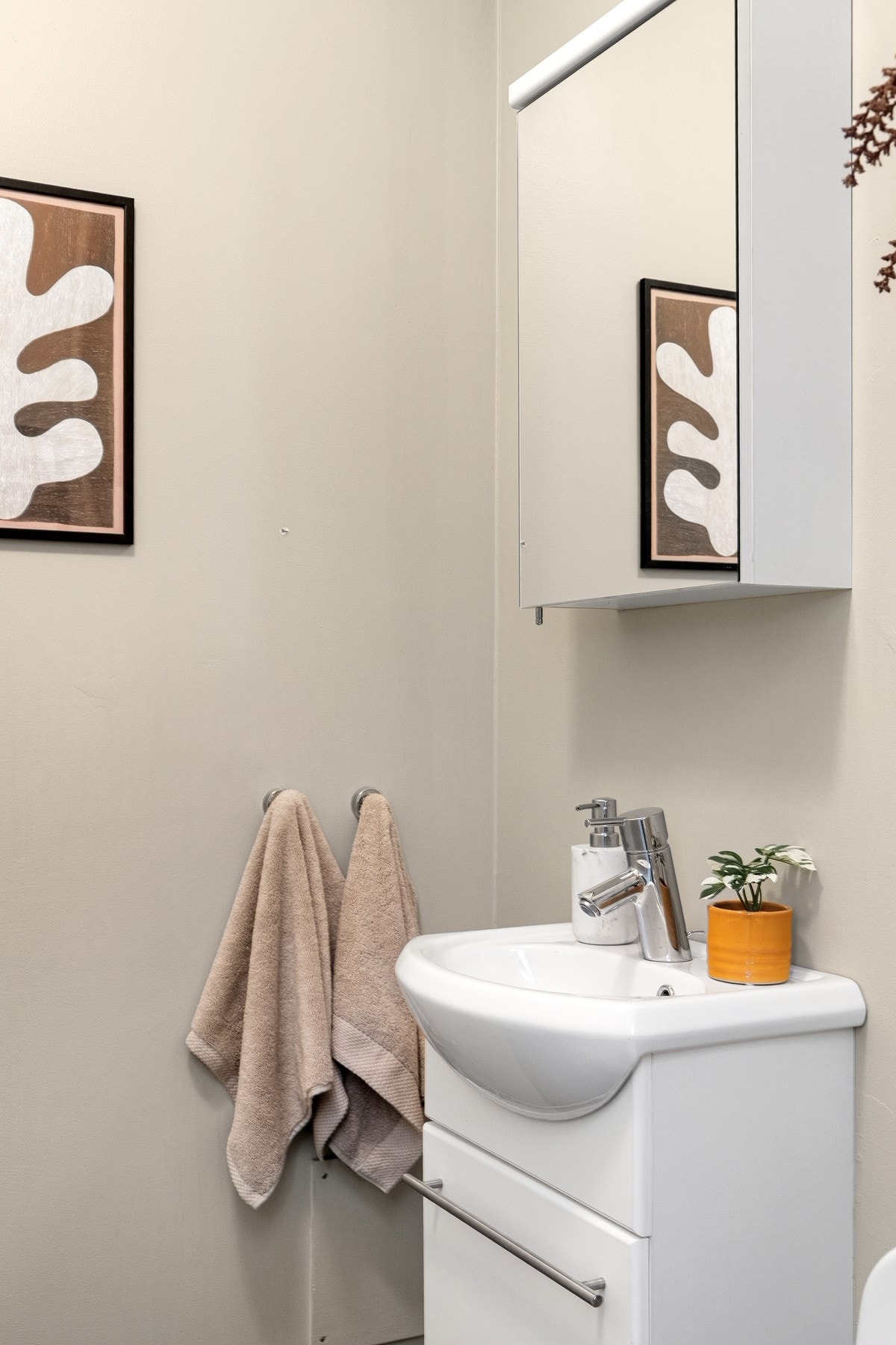 Separat wc med toalett, høyskap med høyglans front, speilskap baderomsinnredning med høyglans front og heldekkende servant Galleribilde