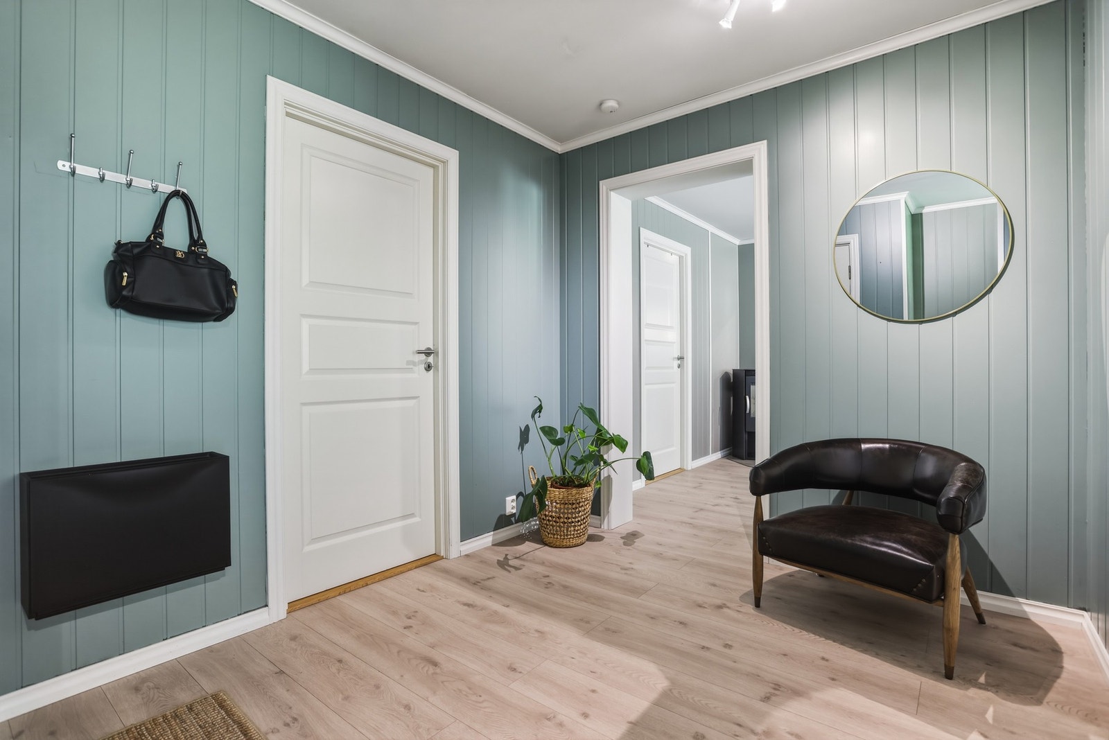 Praktisk entre med plass til flere oppbevaringsmuligheter. Galleribilde