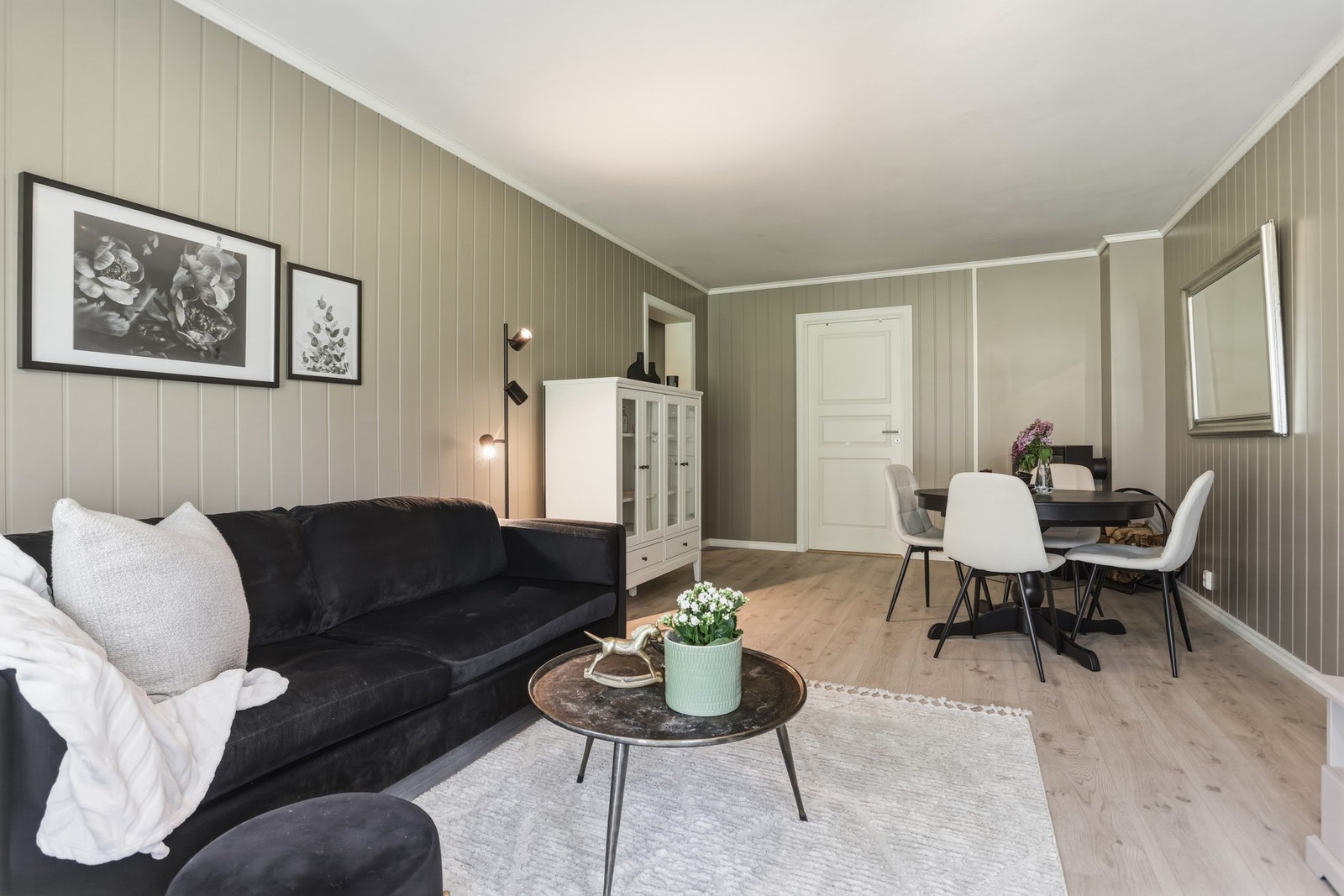 Stuen har en god størrelse som gjør det enkelt å innrede med både sofagruppe og spisestuemøbler. Galleribilde