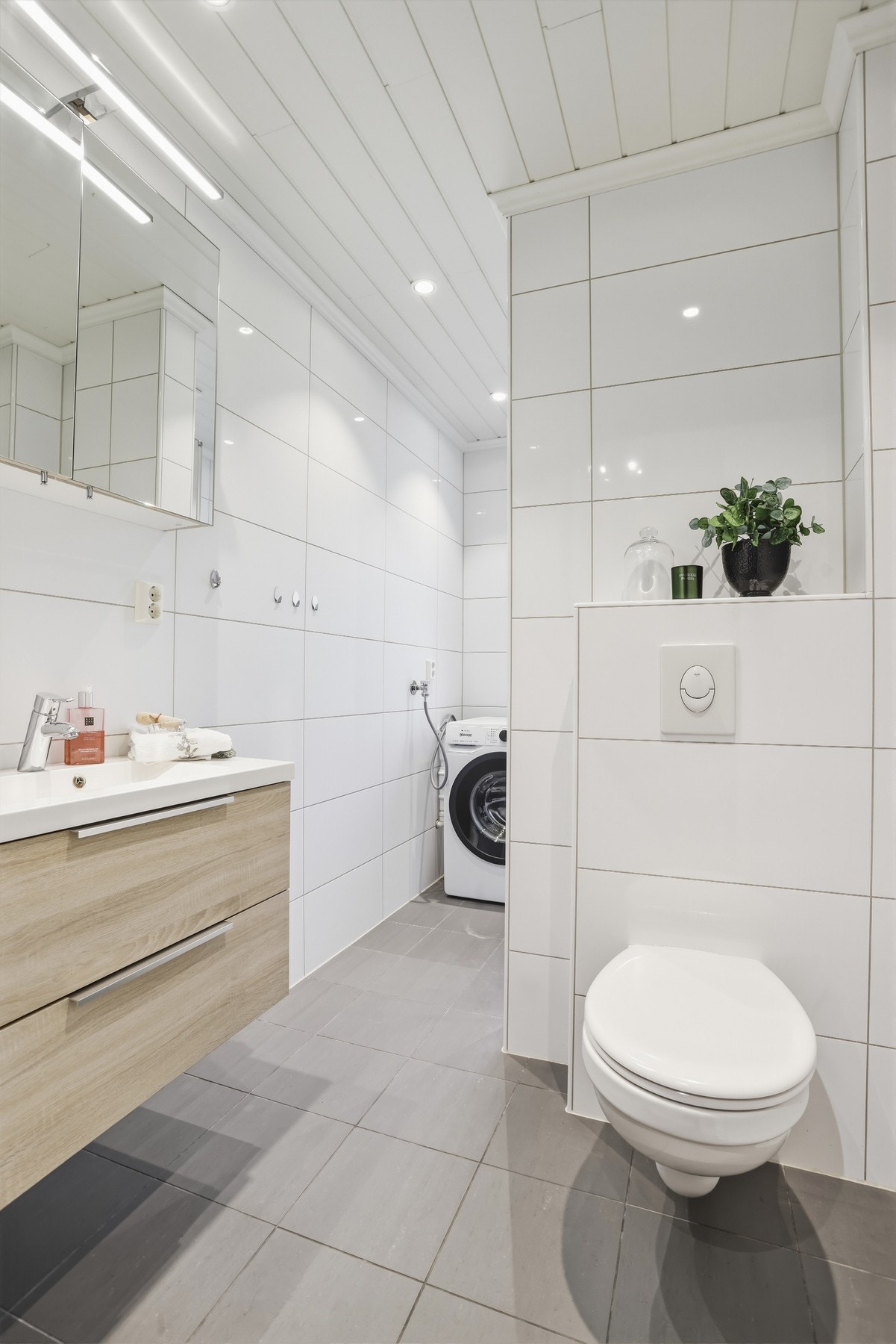 Badet har flislagte vegger og gulv. I himling er det MDF-panel. Galleribilde