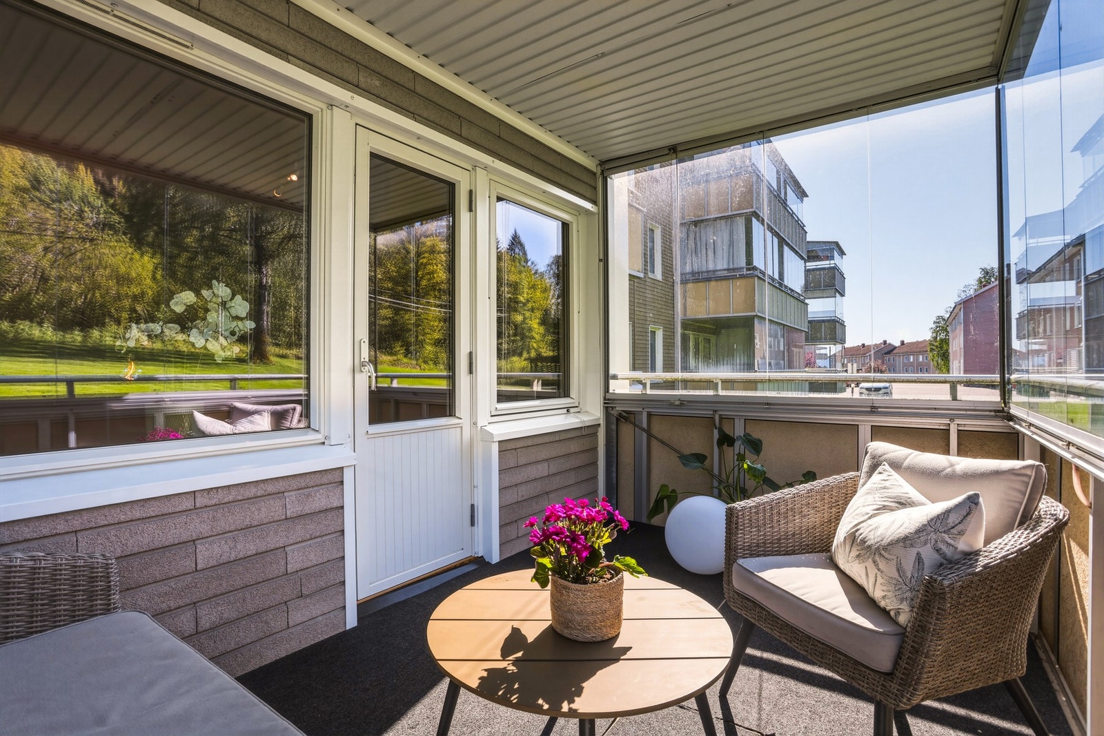 Det er god plass til utemøblement, noe som gir deg muligheten til å skape en koselig uteplass for avslapning eller sosiale sammenkomster! Galleribilde