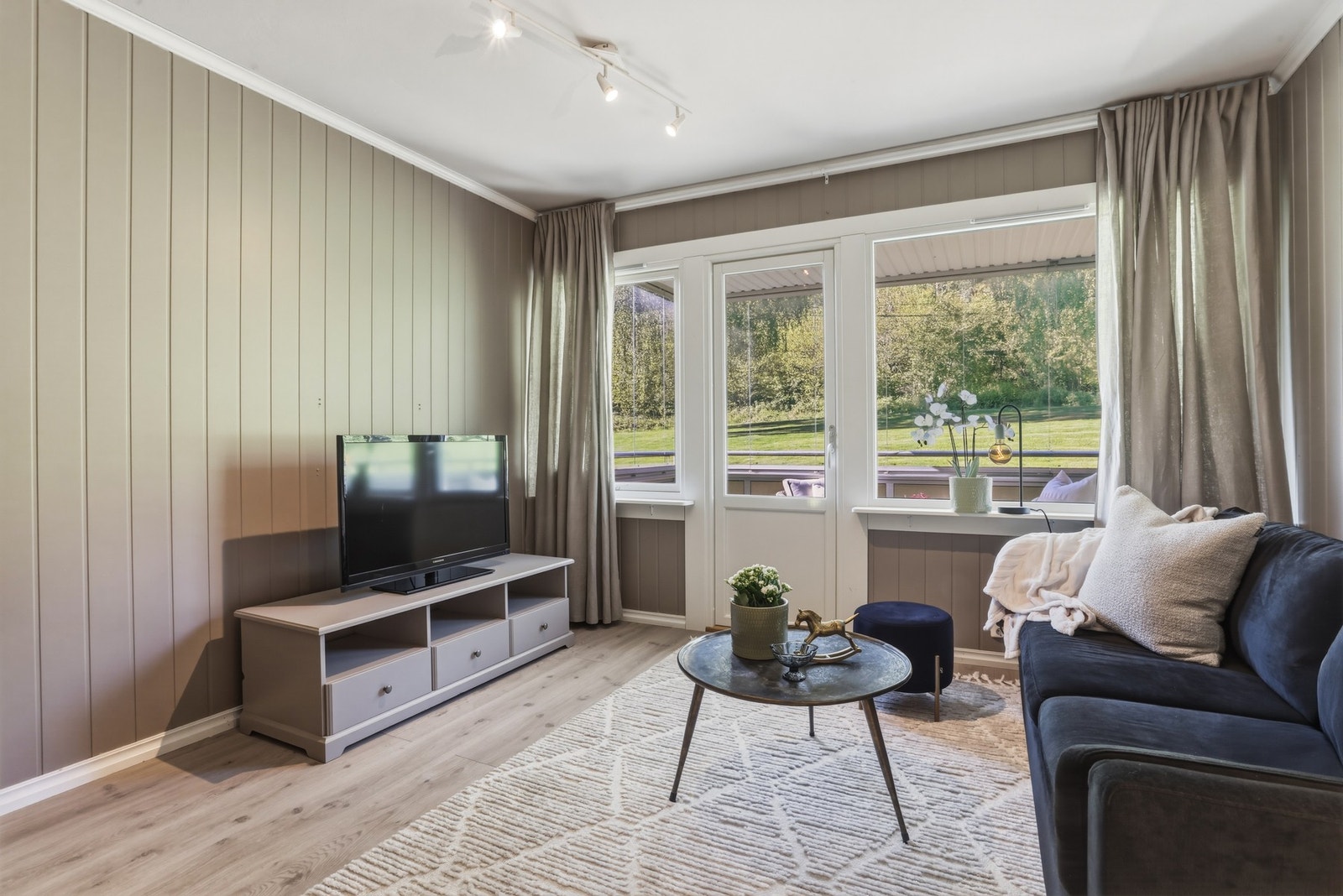 Store vindusflater slipper inn mye dagslys og gir rommet en lys og åpen følelse. Galleribilde