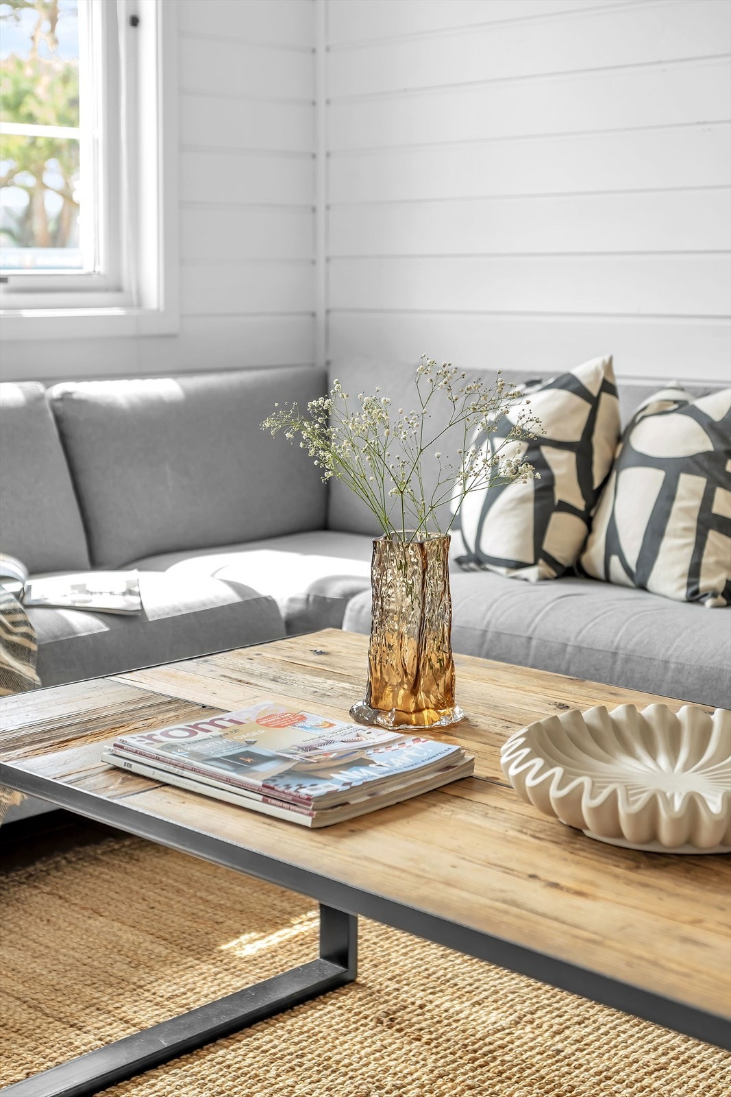 Gjennomgående materialvalg med fliser på gulv og trepanel på vegger i første etasje. Galleribilde