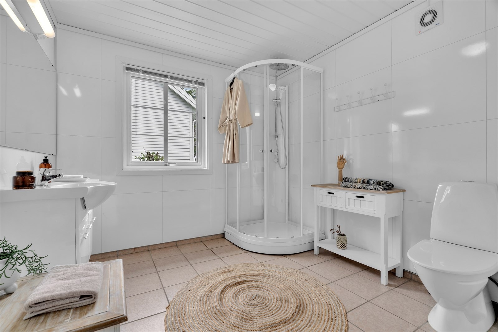 Badet i første etasje har flislagt gulv med gulvvarme. Galleribilde