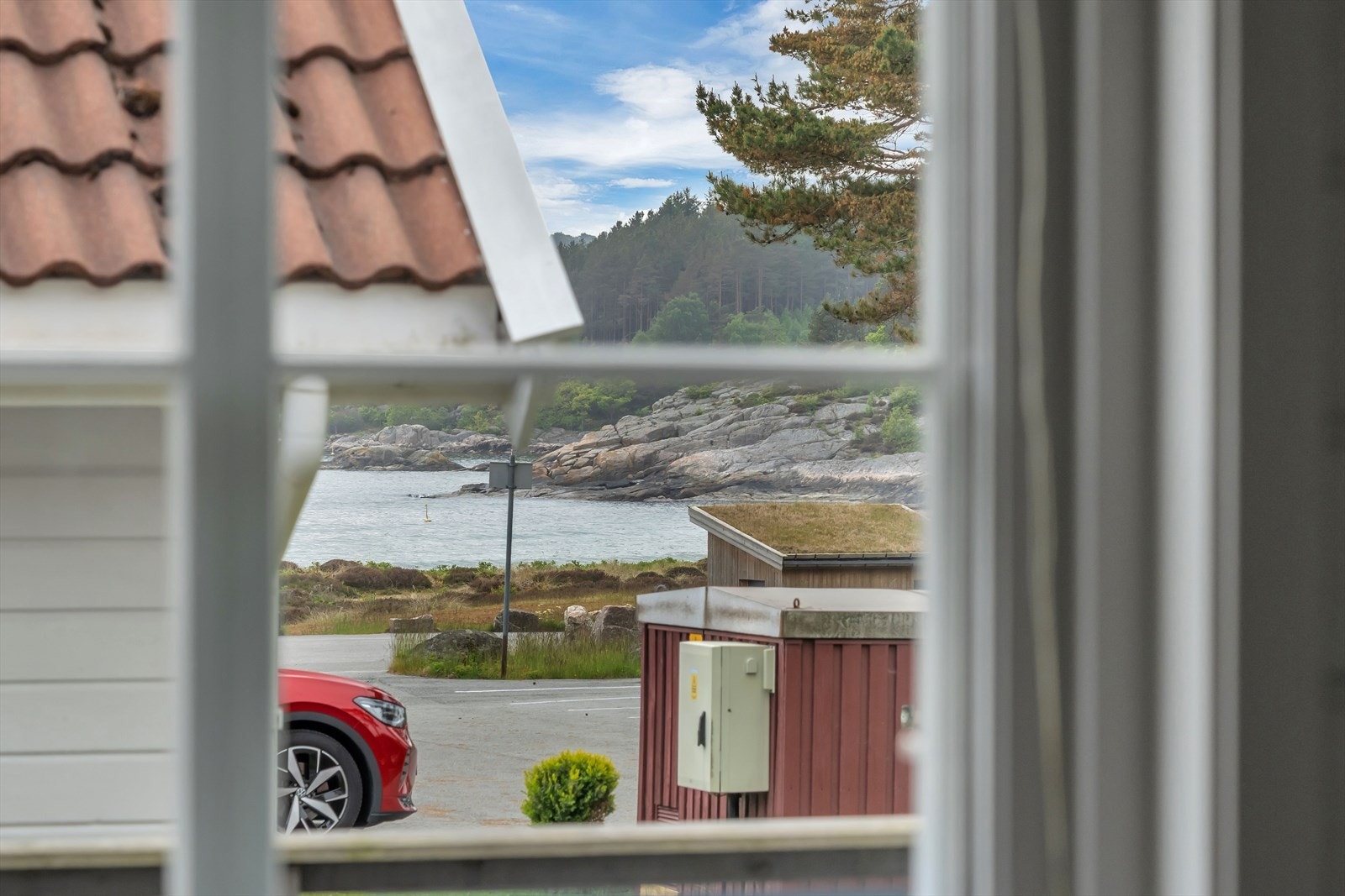 Nyt nærheten til sjøen, kun et steinkast unna for en morgen- eller kveldsdukkert. Galleribilde