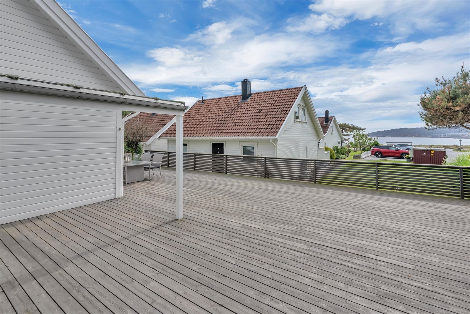 Stor treterrasse med god plass til utemøbler og aktiviteter. Galleribilde