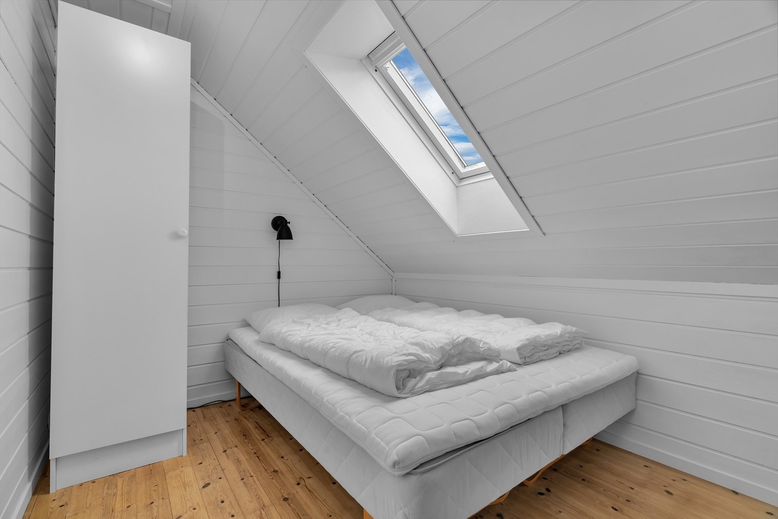 Et takvindu fra Velux gir naturlig lys til rommet. Galleribilde