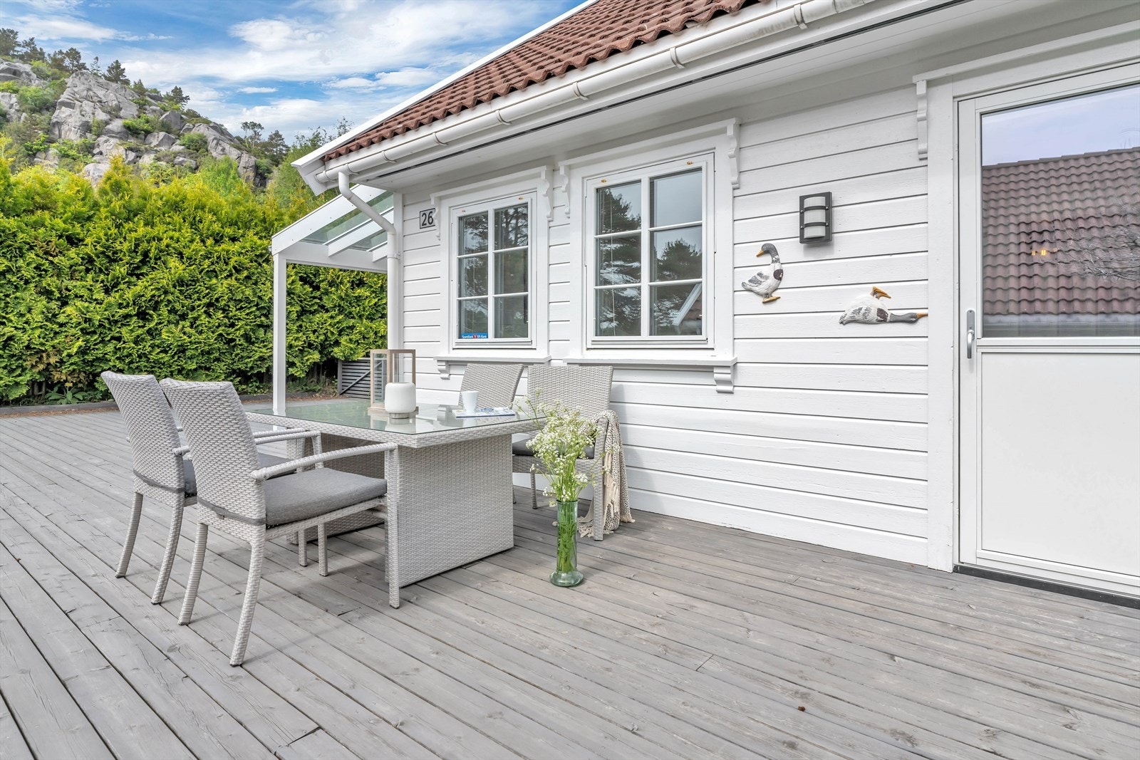 På deler av terrassen er det bygget en pergola med glasstak. Galleribilde