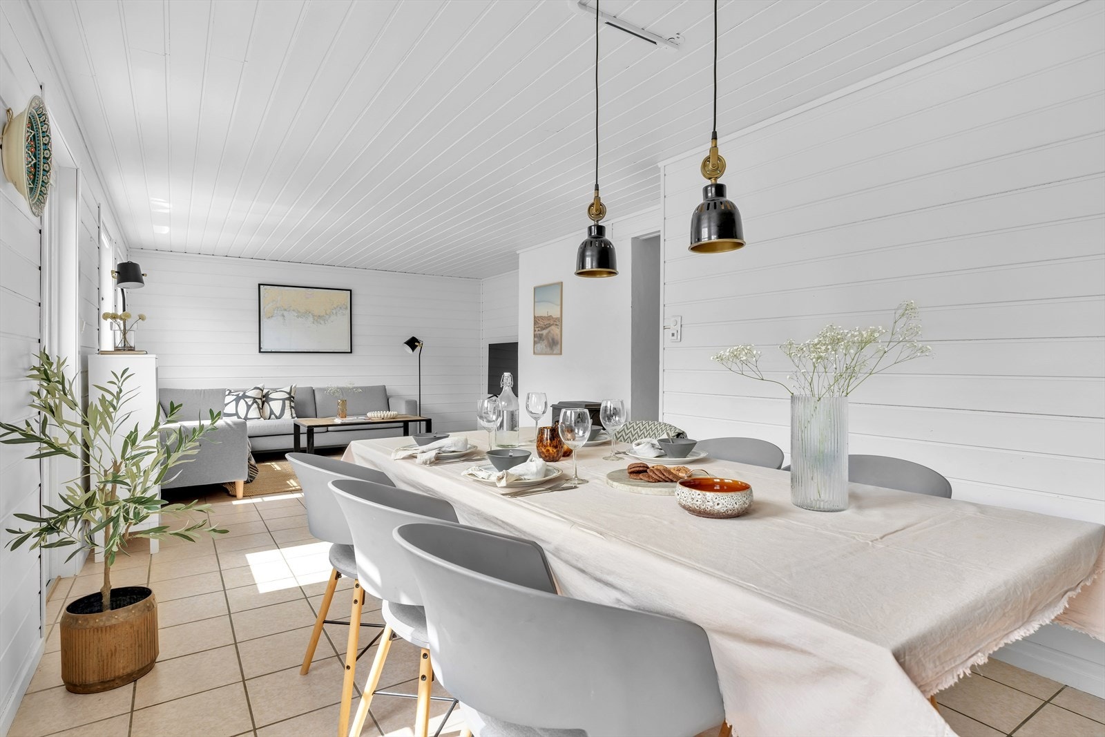 Allrommet har god plass til langbord for hyggelige sammenkomster. Galleribilde