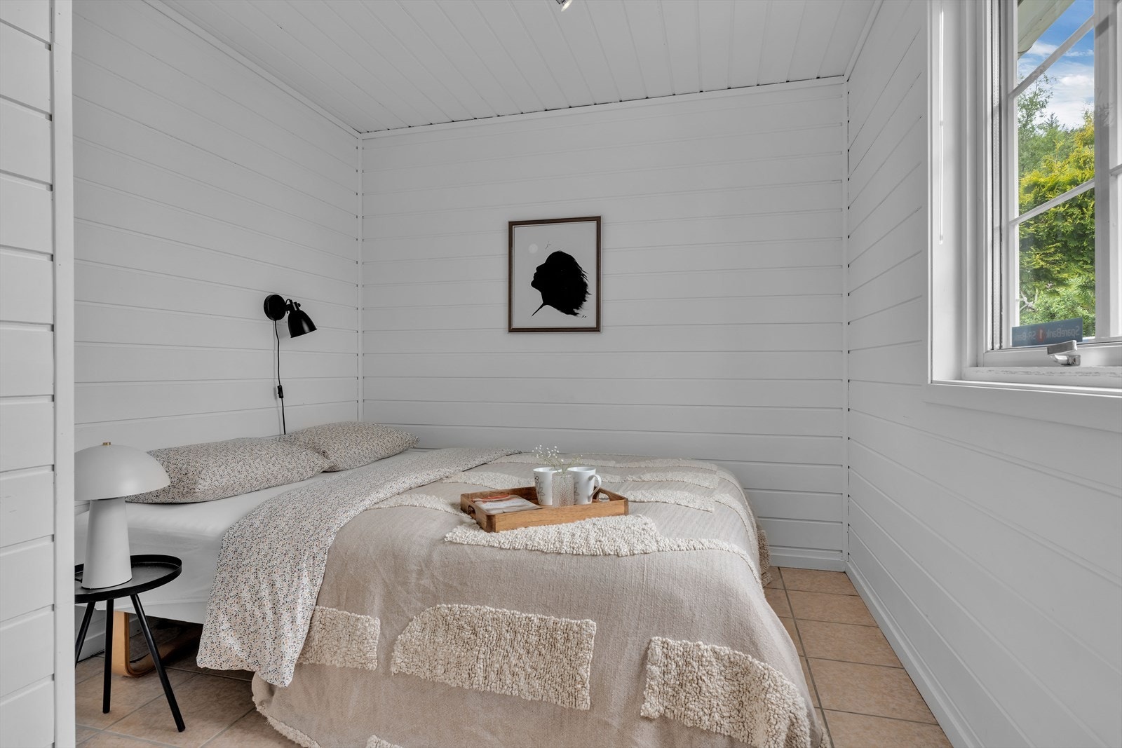Soverom i første etasje med fliser på gulv og panel på veggene. Galleribilde