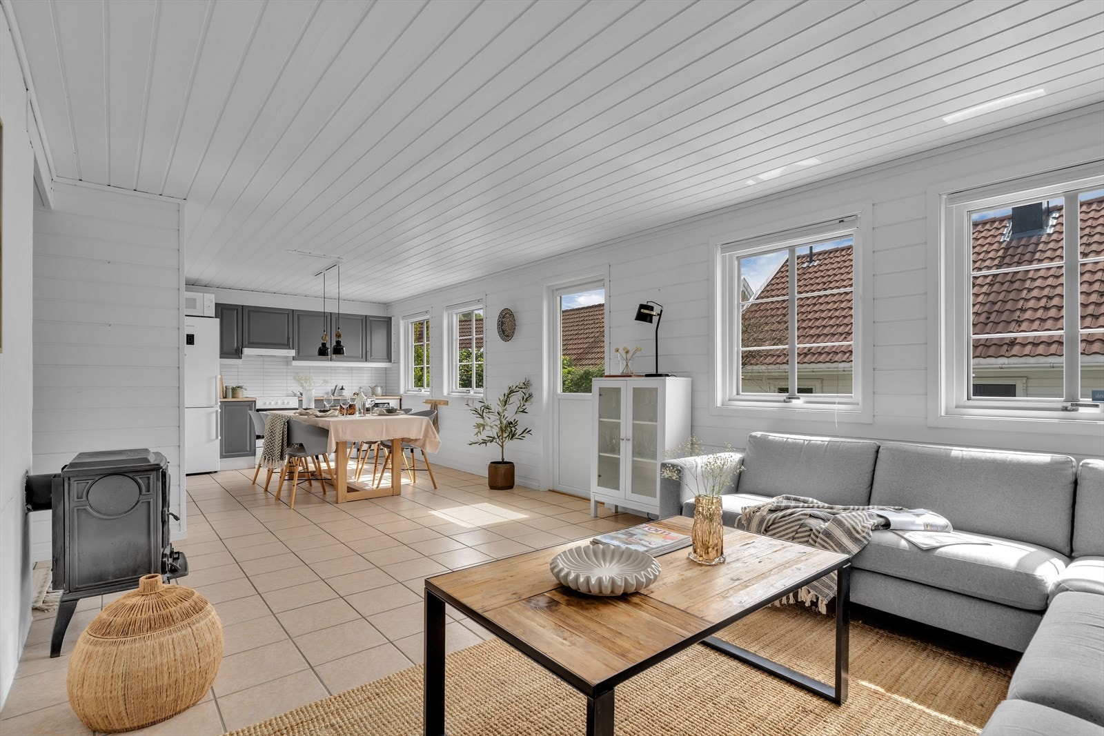 Stue og kjøkken i åpen løsning gir et sosialt allrom med plass til både sofagruppe og spisebord. Galleribilde
