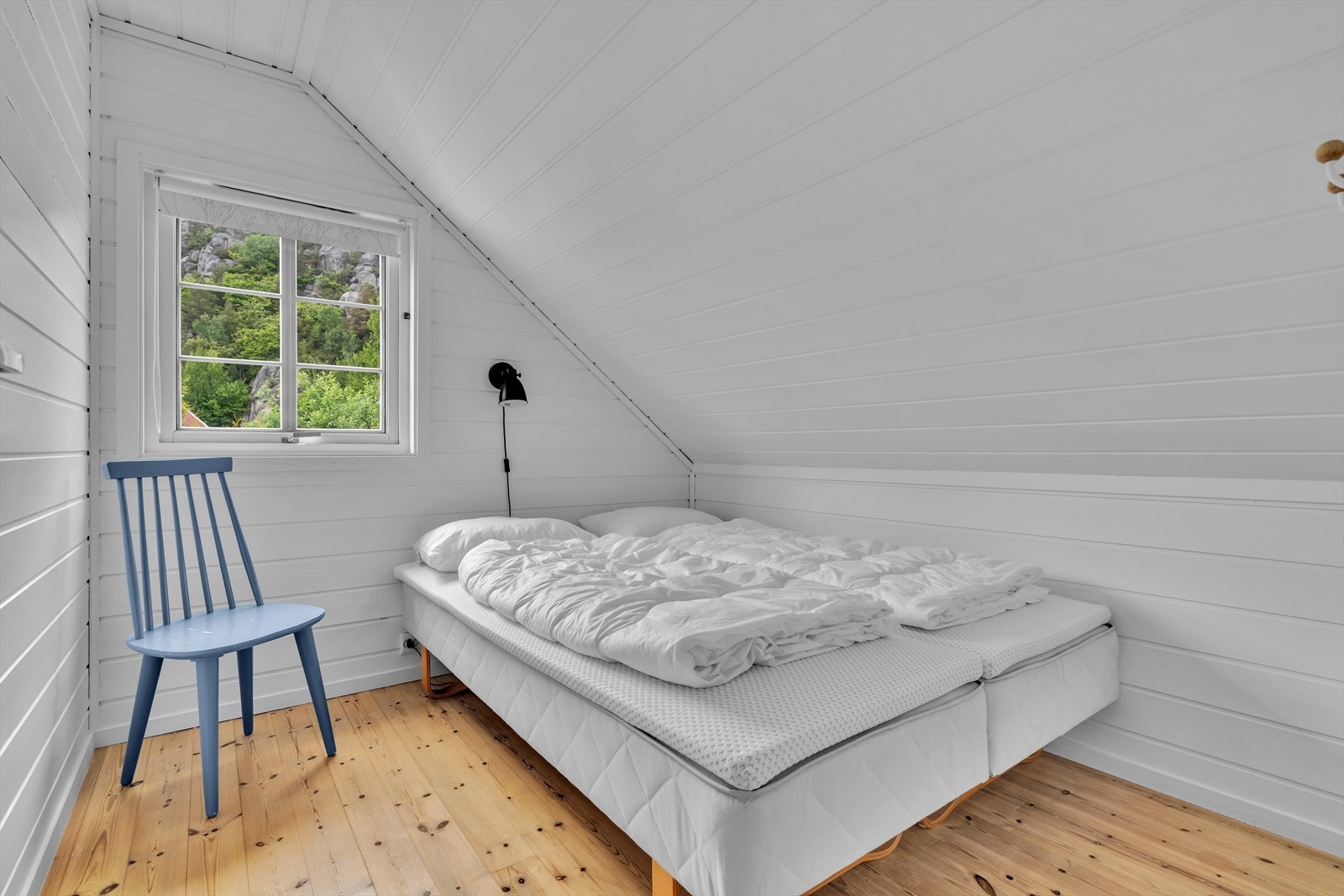 Et av de fire rommene på loftet, som i dag benyttes til soveplasser. Galleribilde