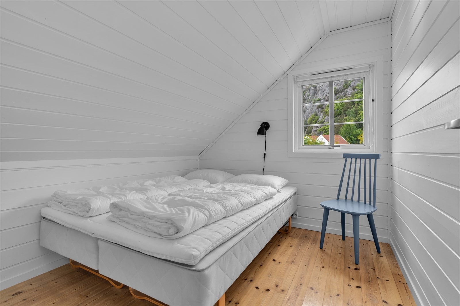 Innredet rom på loftet med plass til seng. Rommet har furugulv og panelkledde vegger. Galleribilde