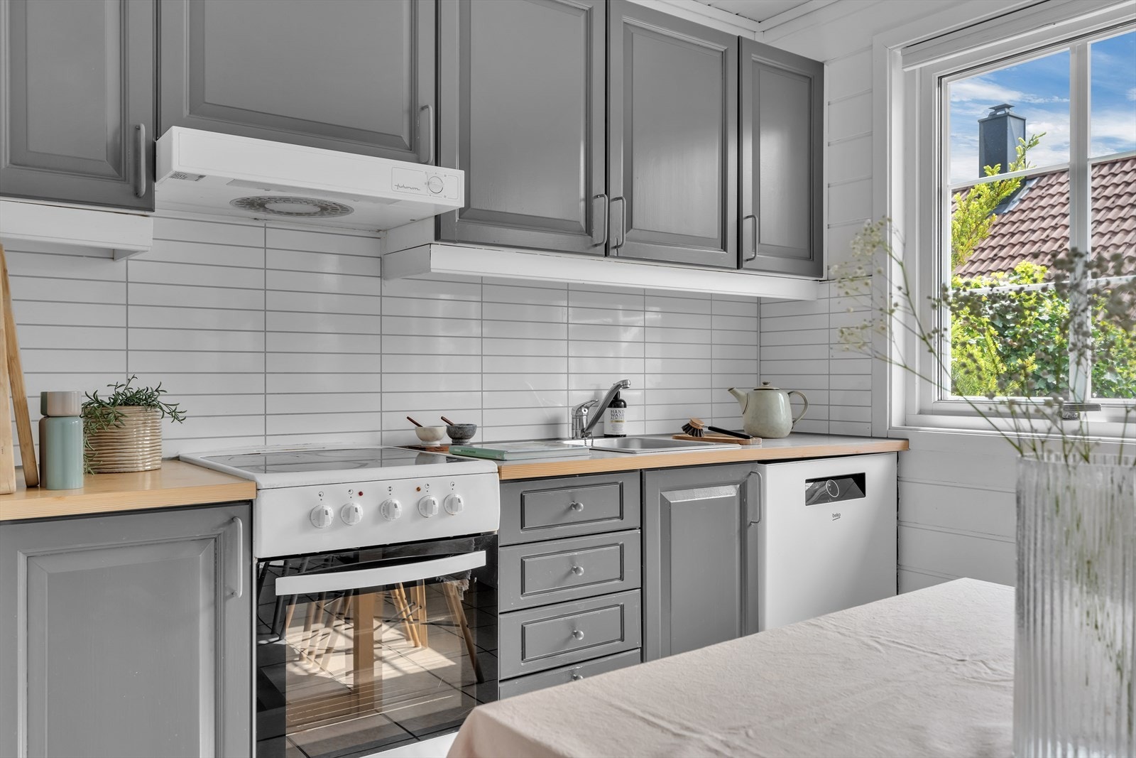 Kjøkkenet er utstyrt med komfyr, oppvaskmaskin og kjøkkenventilator med avtrekk ut. Galleribilde