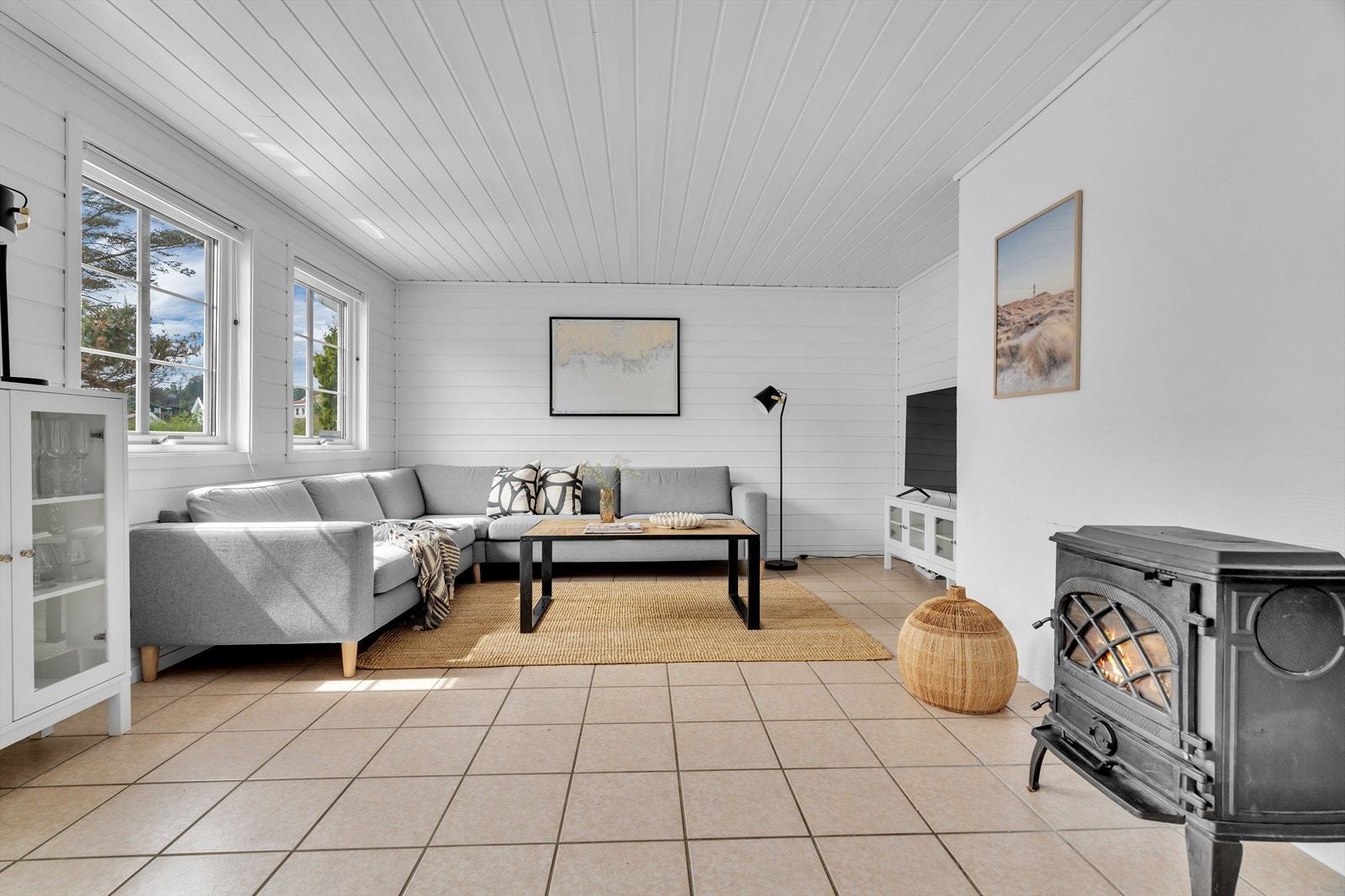 Fra stuen er det utgang til den store uteplassen via en balkongdør i tre. Galleribilde