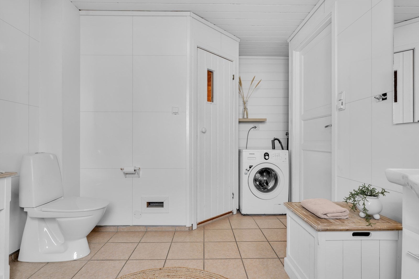 Fra badet er det direkte inngang til badstuen. Boligens stoppekran er også plassert her. Galleribilde