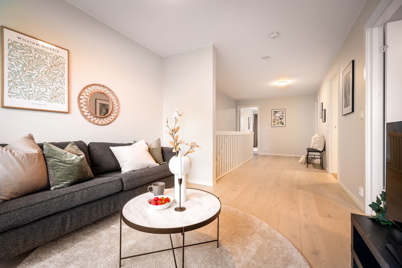 - TV-stuen har en åpen og luftig plassering i 2 etasje, med naturlig tilknytning til soverommene - perfekt som familiens ekstra oppholdsrom - Galleribilde