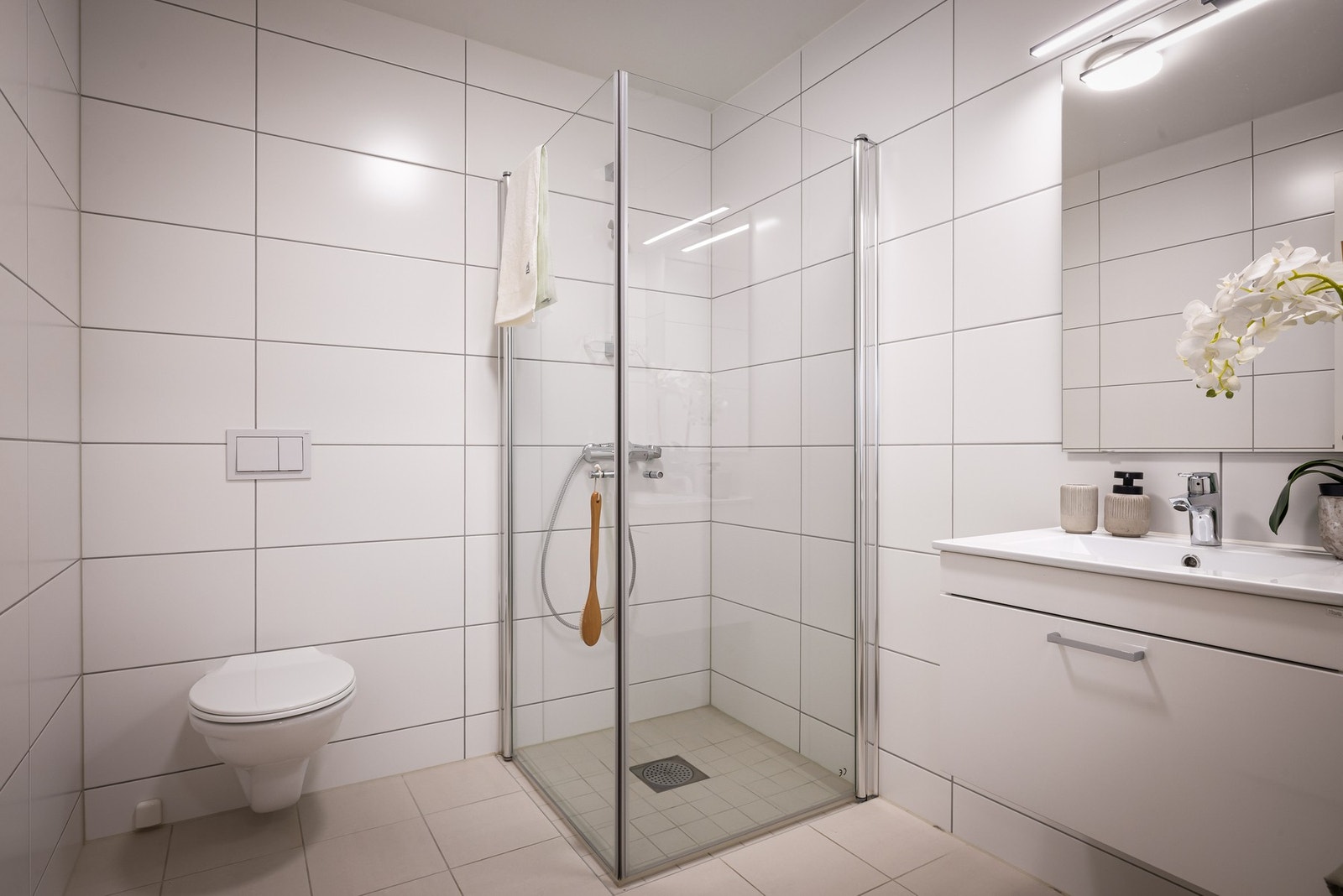 - Badet i 1.etasje er fint innredet, belagt med fliser og elektriske varmekabler - Galleribilde