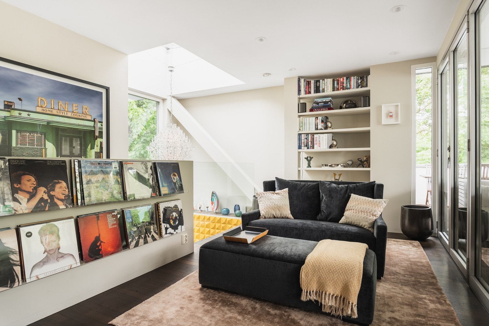 Rommet har plassbygde hyller og god plass til mediamøbler i loftstuen. Galleribilde