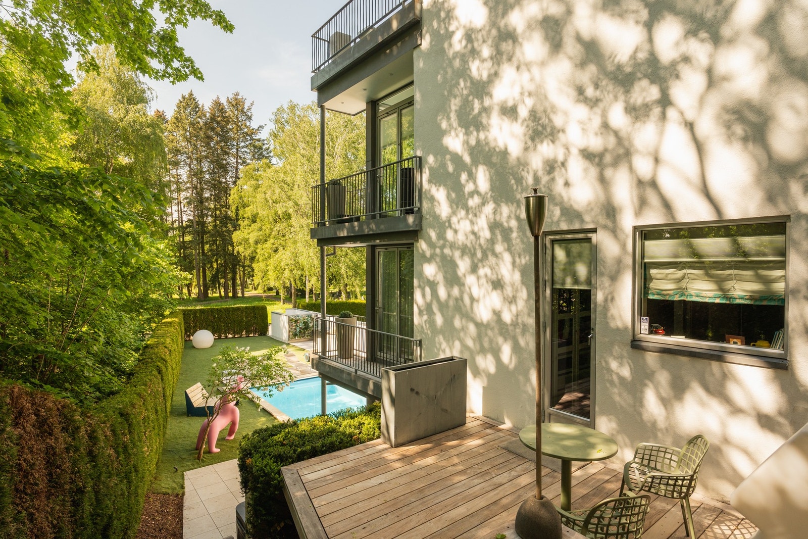 Boligen har balkonger og terrasser i flere nivåer, som gir varierte uteplasser. Galleribilde