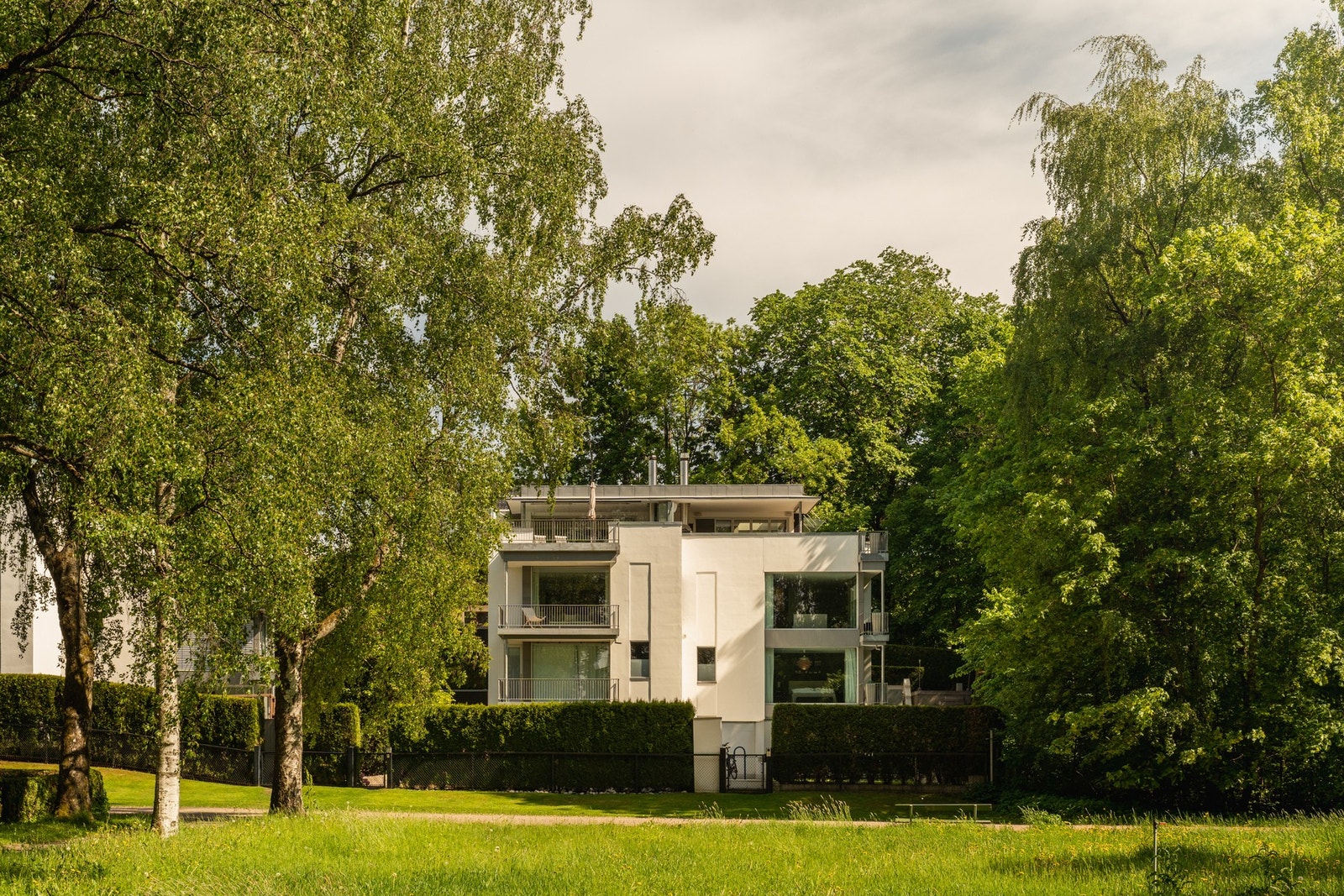 Eiendommen ligger tilbaketrukket og skjermet til, innerst i en blindvei. Galleribilde