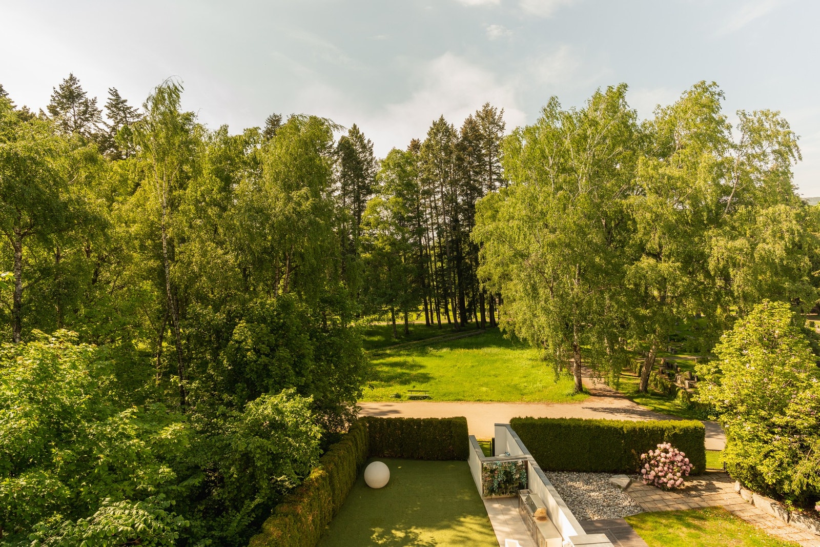 Fantastisk fredelig utsikt over Vestre Gravlunds parkmessige og grønne arealer. Galleribilde