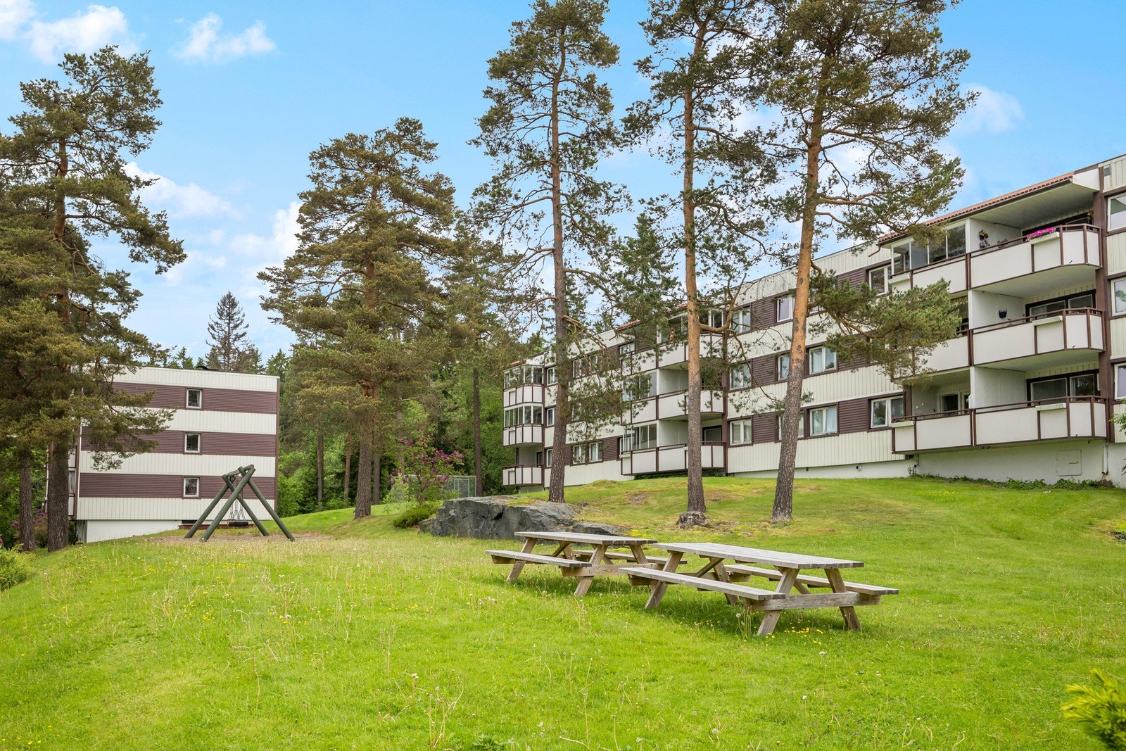 Intern i sameiet finner du fellesområder med grøntarealer og sittegrupper Galleribilde