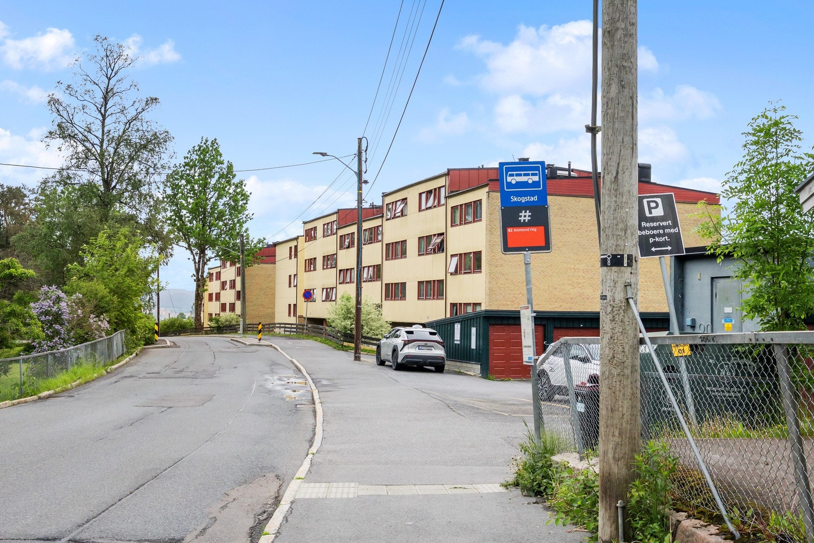 Umiddelbar nærhet til Skogstad busstopp som tar deg til Grorud bussterminal og t-bane (linje 4 og 5) på ca. 4 min, alternativt ca. 10 minutters gange. Galleribilde