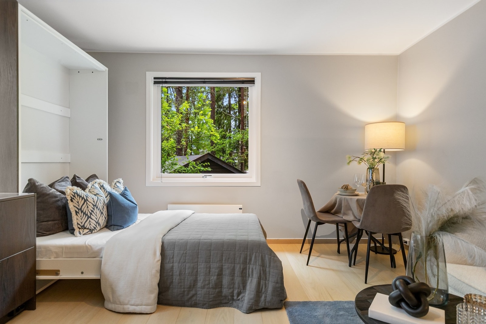 Rommet har plass til både sofagruppe og en liten spiseplass. Galleribilde