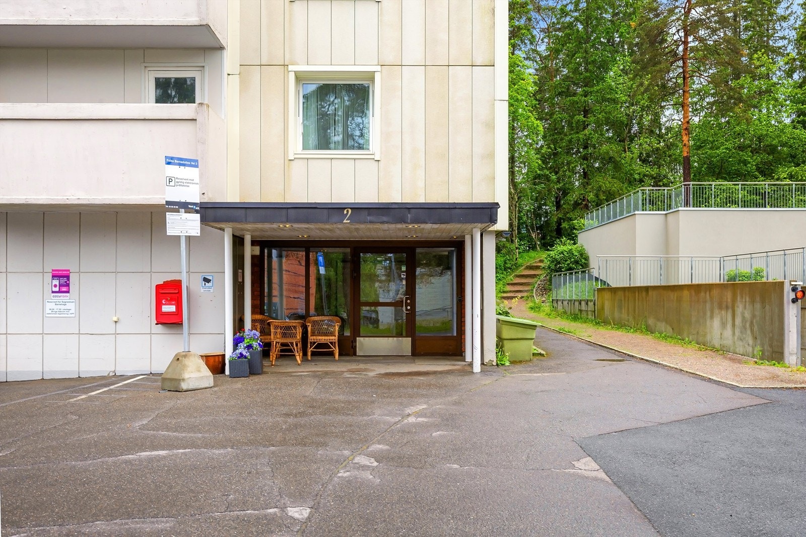 Fra inngangspartiet er det kun få minutters gange til Kringsjå T-banestasjon. Galleribilde