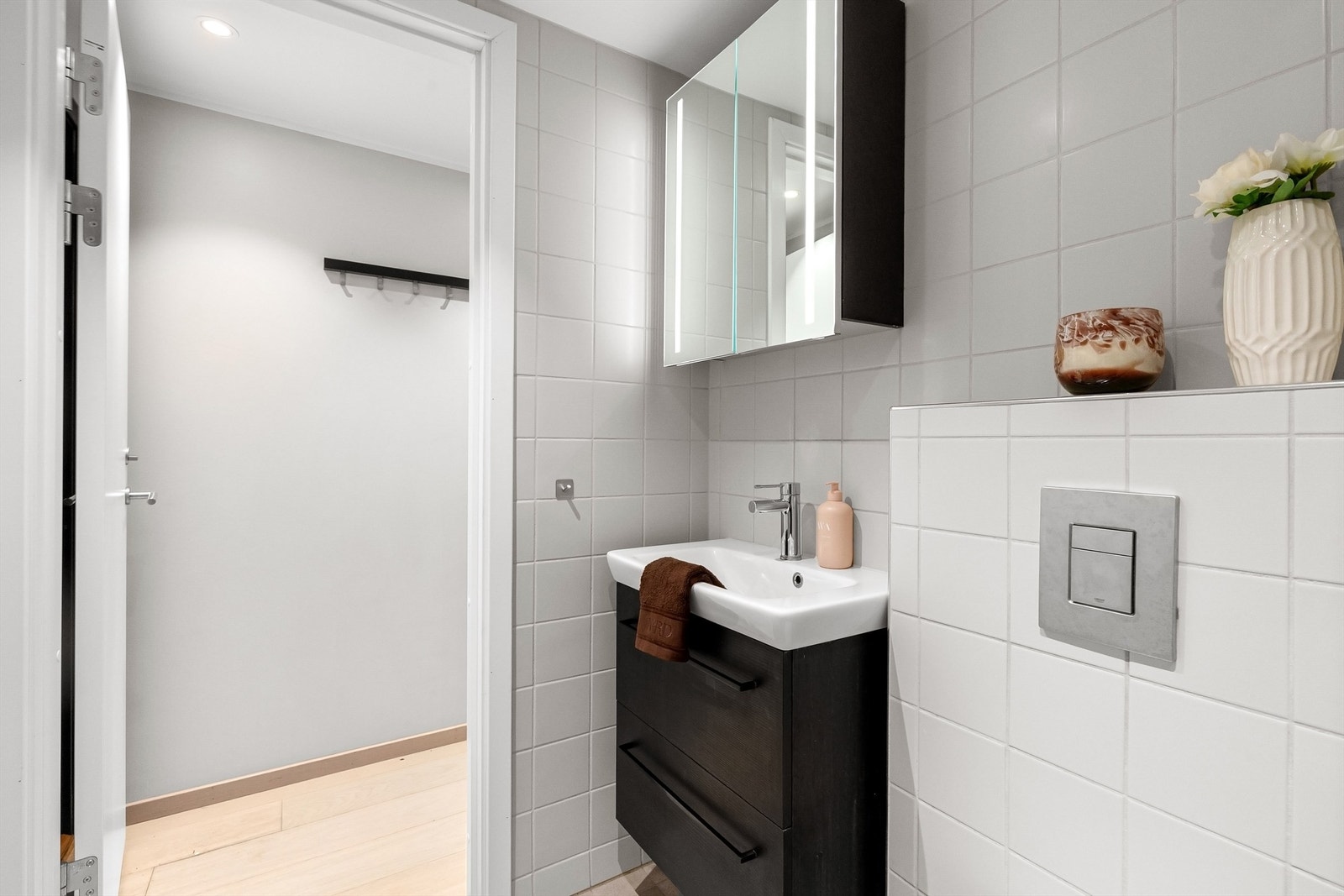 Badet har vegghengt toalett, servantinnredning og speilskap med belysning. Vannrør av typen rør-i-rør. Galleribilde