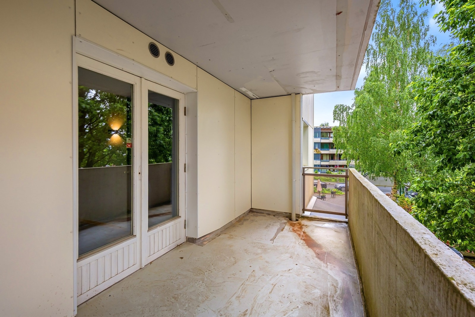 Adkomst til leiligheten via overbygget svalgang. Galleribilde