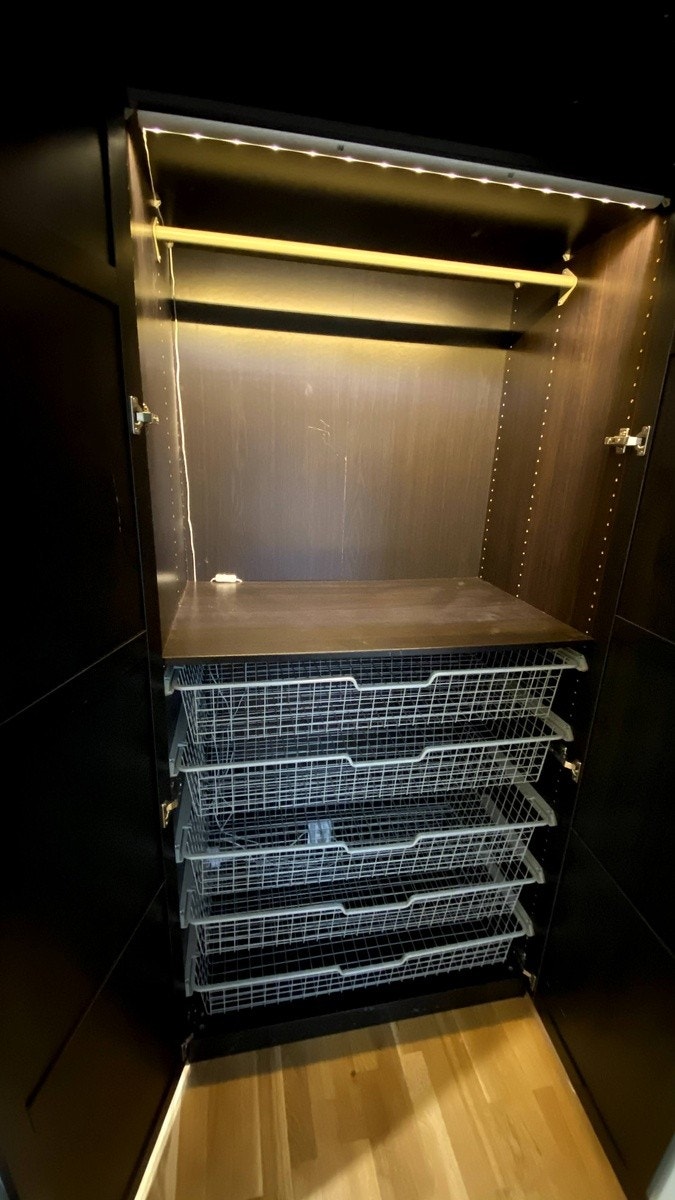 Rom 2 (11kvm), Stort skap med hengemulighet, lys og store hyller. Galleribilde