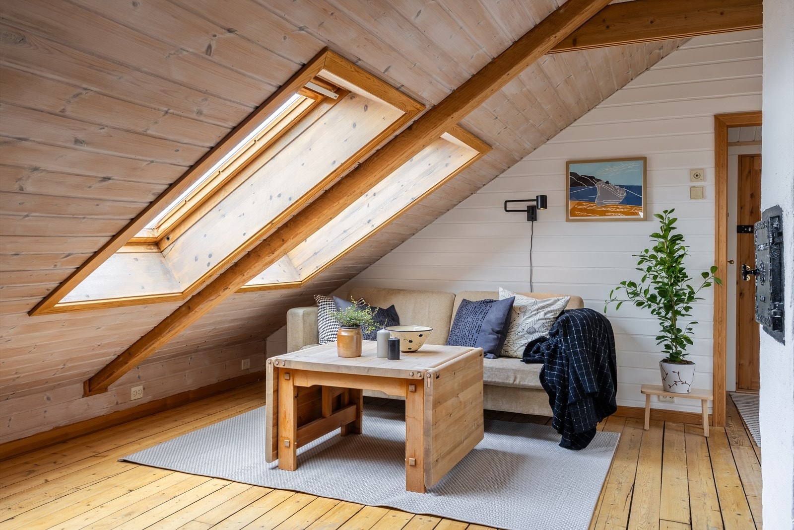 Loftet er på totalt 33 m². Selger har i perioder leid hybelen på loftet, men det er ikke godkjent som egen utleiedel. Galleribilde