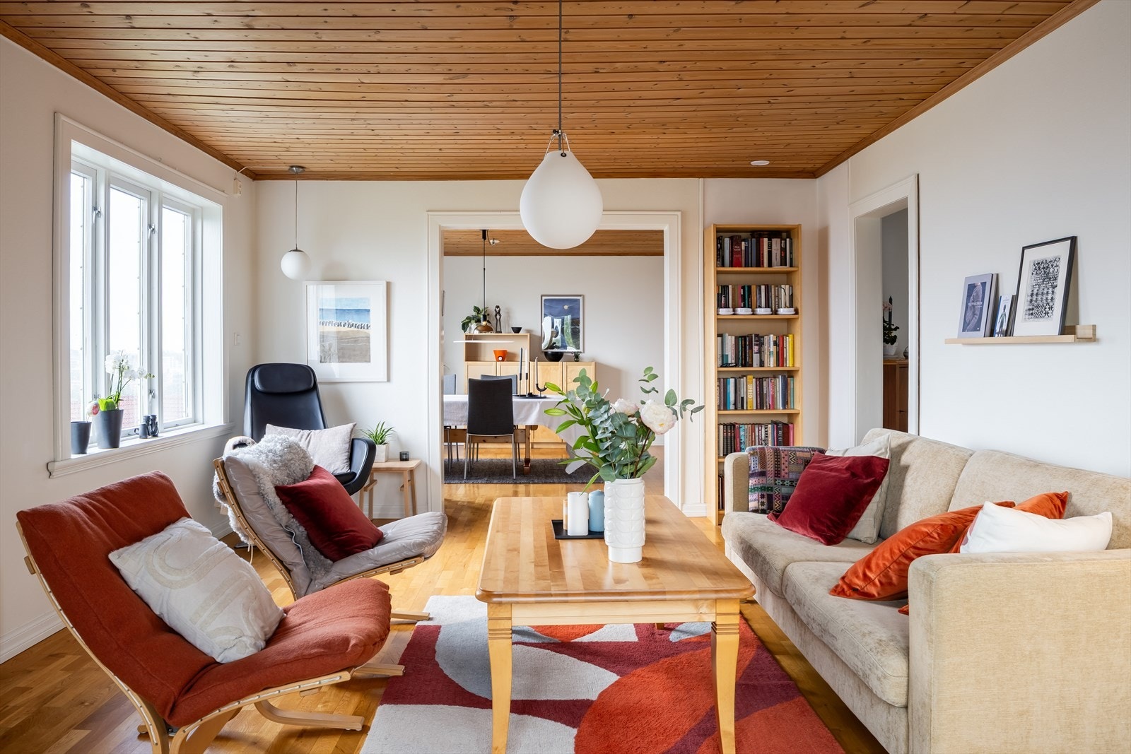 Boligen strekker seg over to plan, der det er etablert hybel på loftet. Stuen i hoveddelen er på ca. 30 m². Galleribilde