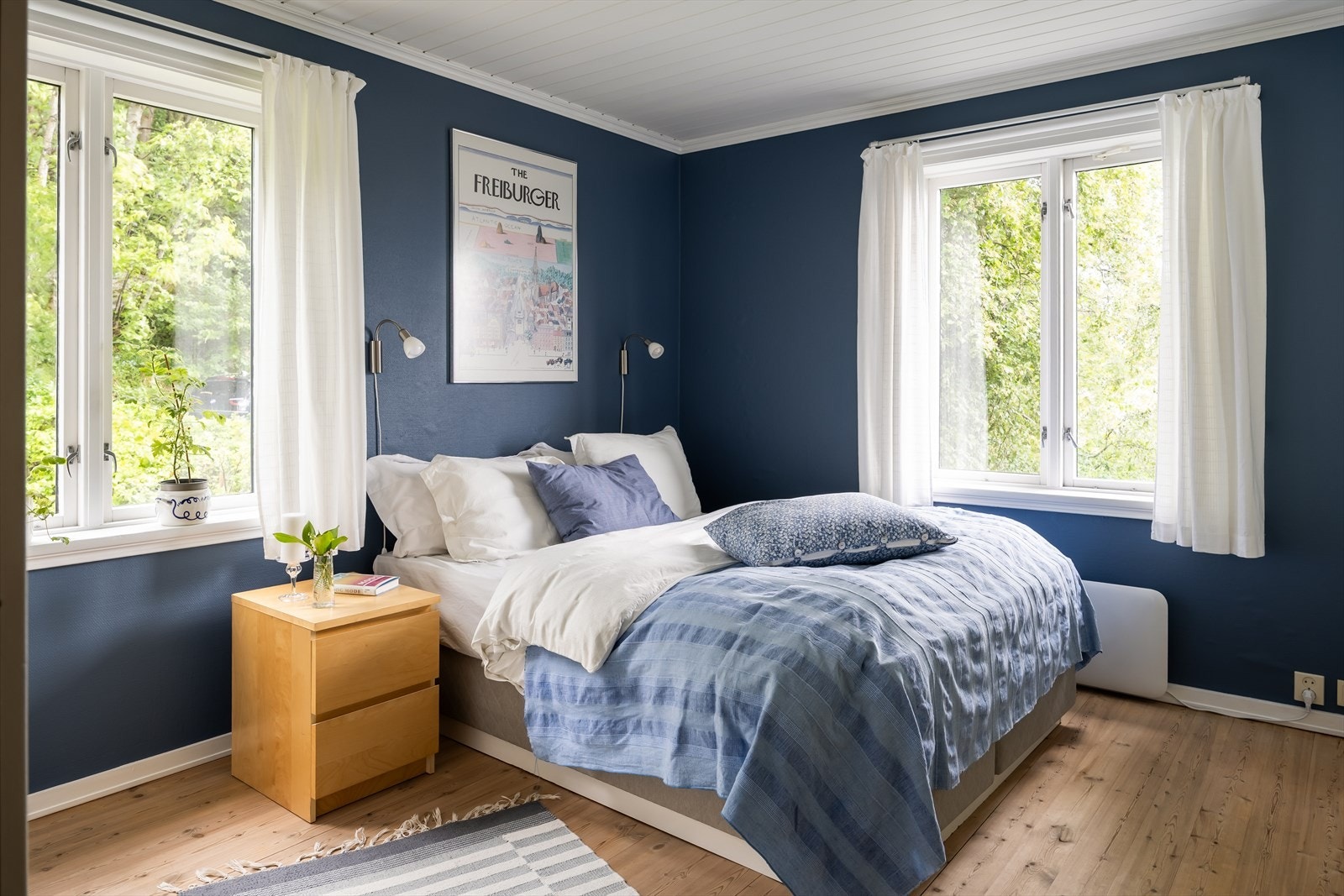 Boligen har totalt tre soverom, hvorav dette er det største på ca. 14 m². Galleribilde