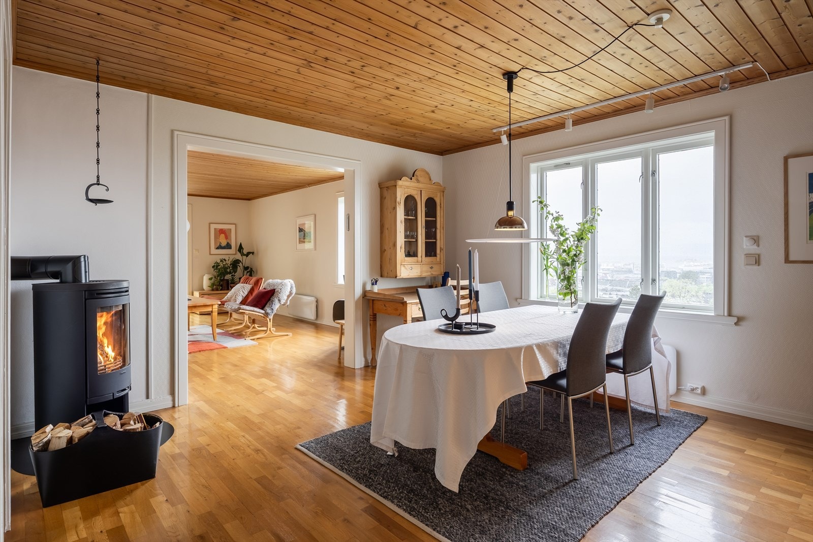 Spisestuen er på ca. 17 m² og er et trivelig samlingspunkt for enten familie eller gjester. Galleribilde