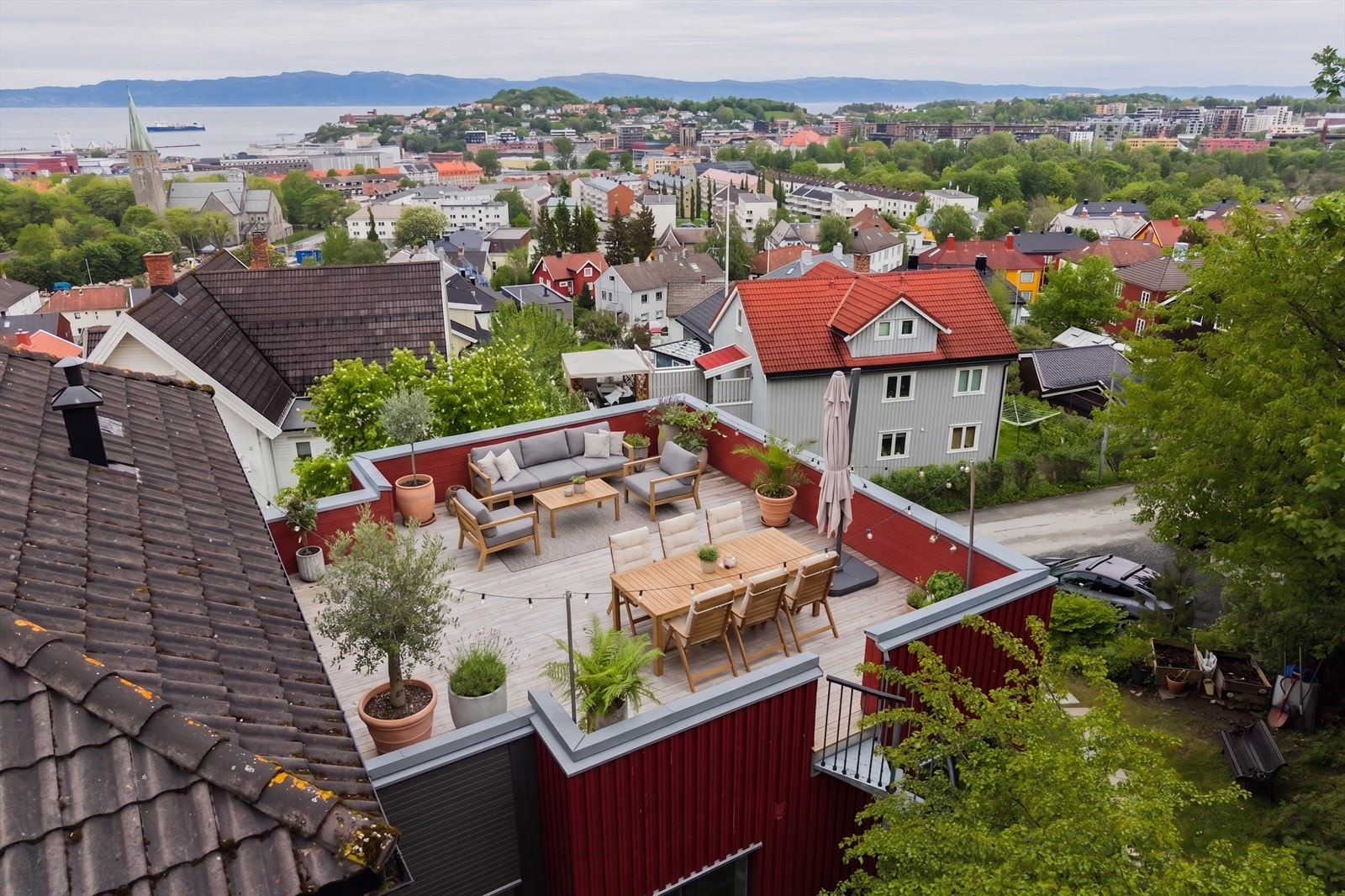 Her får du enestående kvaliteter som blant annet solrik takterrasse med fantastisk utsikt over Trondheimsfjorden og Trondheim sentrum. (Digitalt møblert) Galleribilde