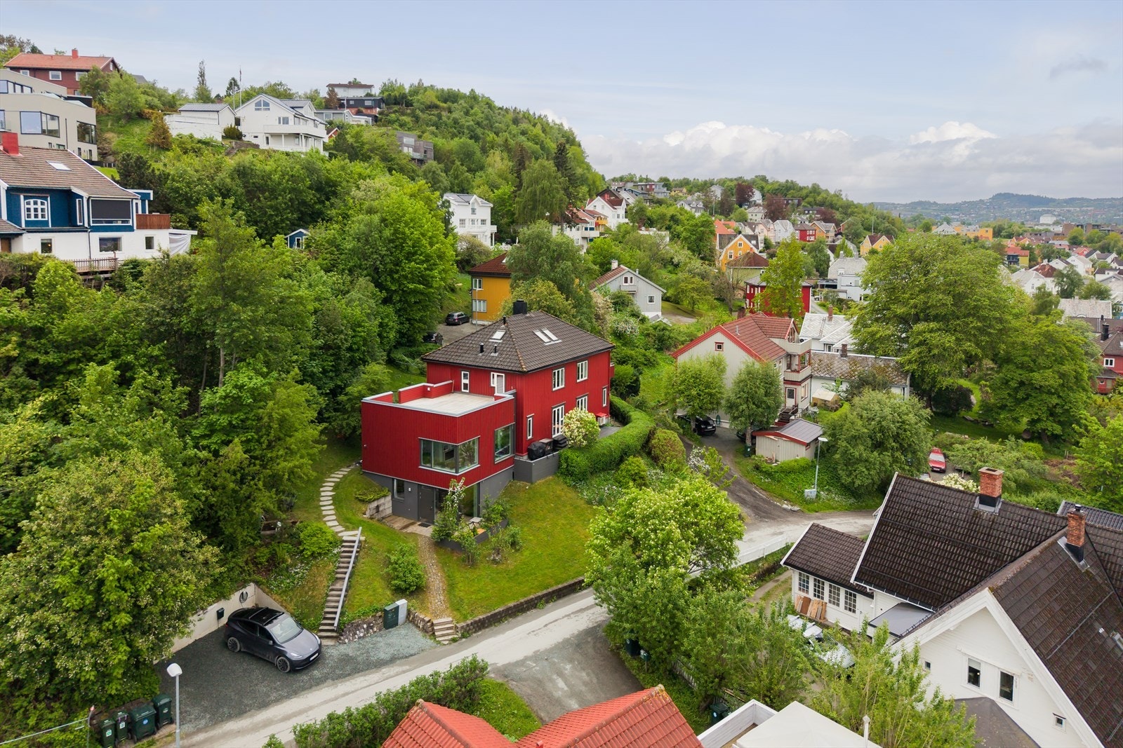 Fantastisk eiendom som ligger fint til i et høydedrag og har fantastisk utsikt over byen. Galleribilde