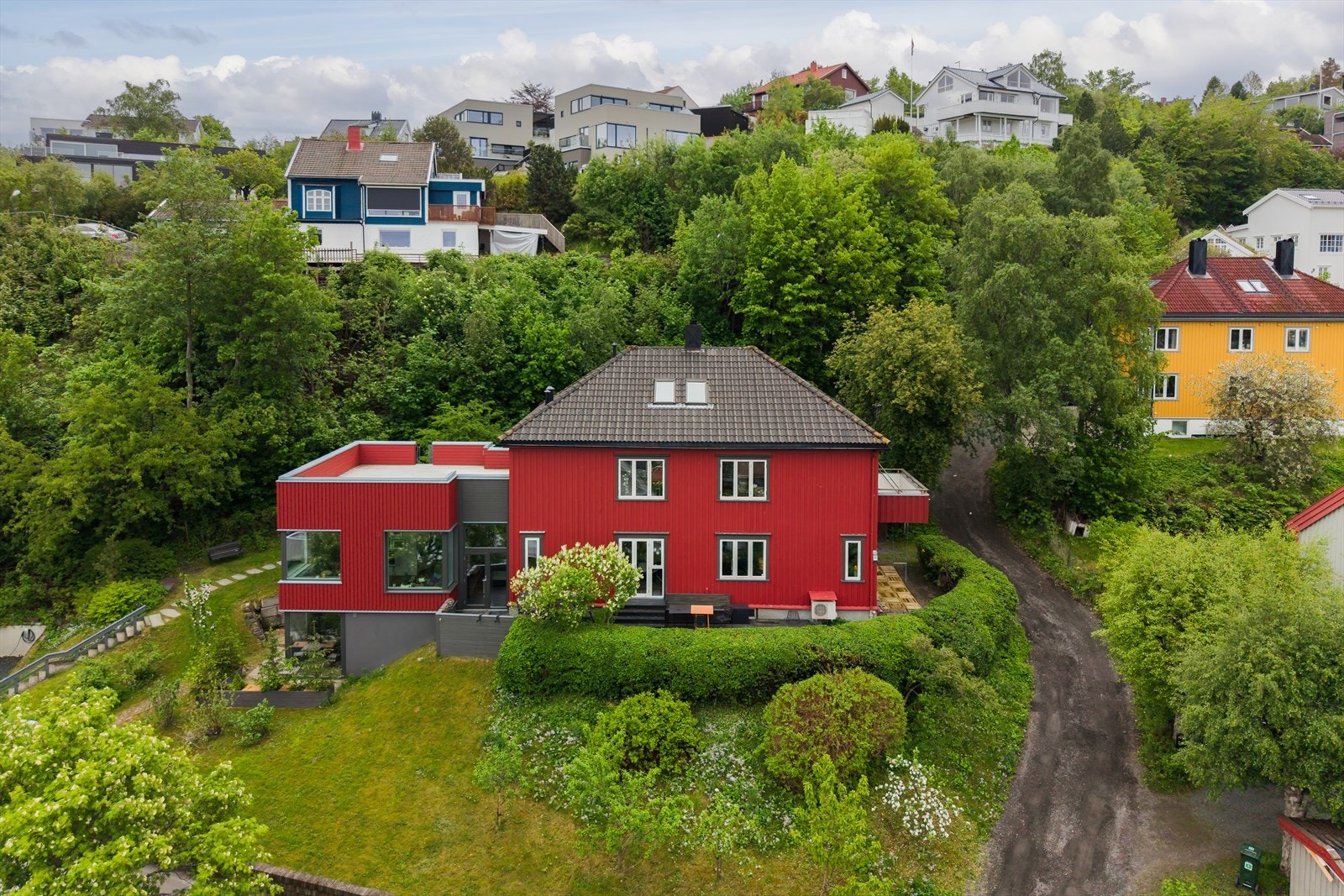Boligen ligger tilbaketrukket til på Bakkaunet i et familievennlig område. Galleribilde