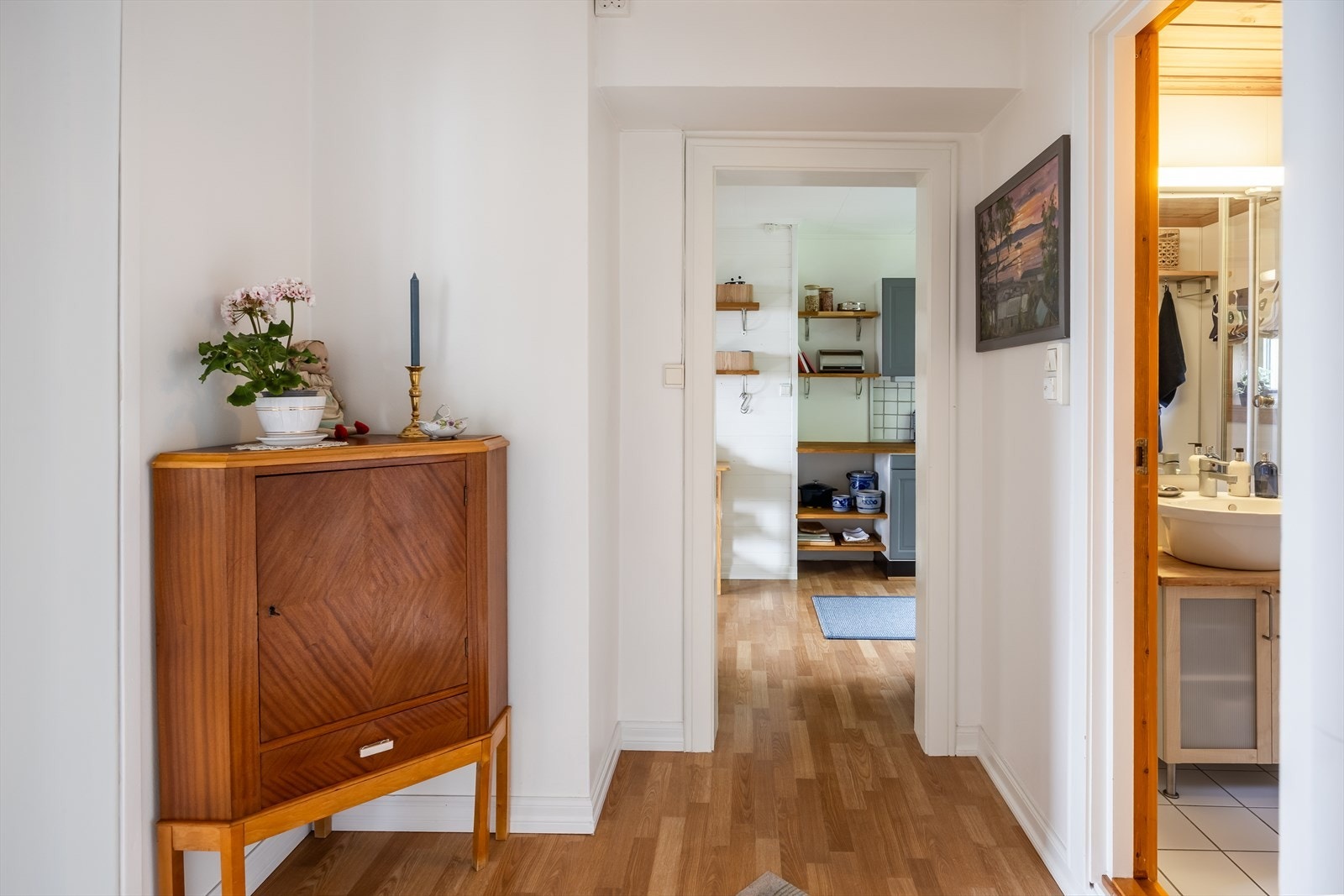 Boligen disponerer egen bod i kjeller på 10 m² for praktisk oppbevaring. Det er også tre fellesboder. Galleribilde