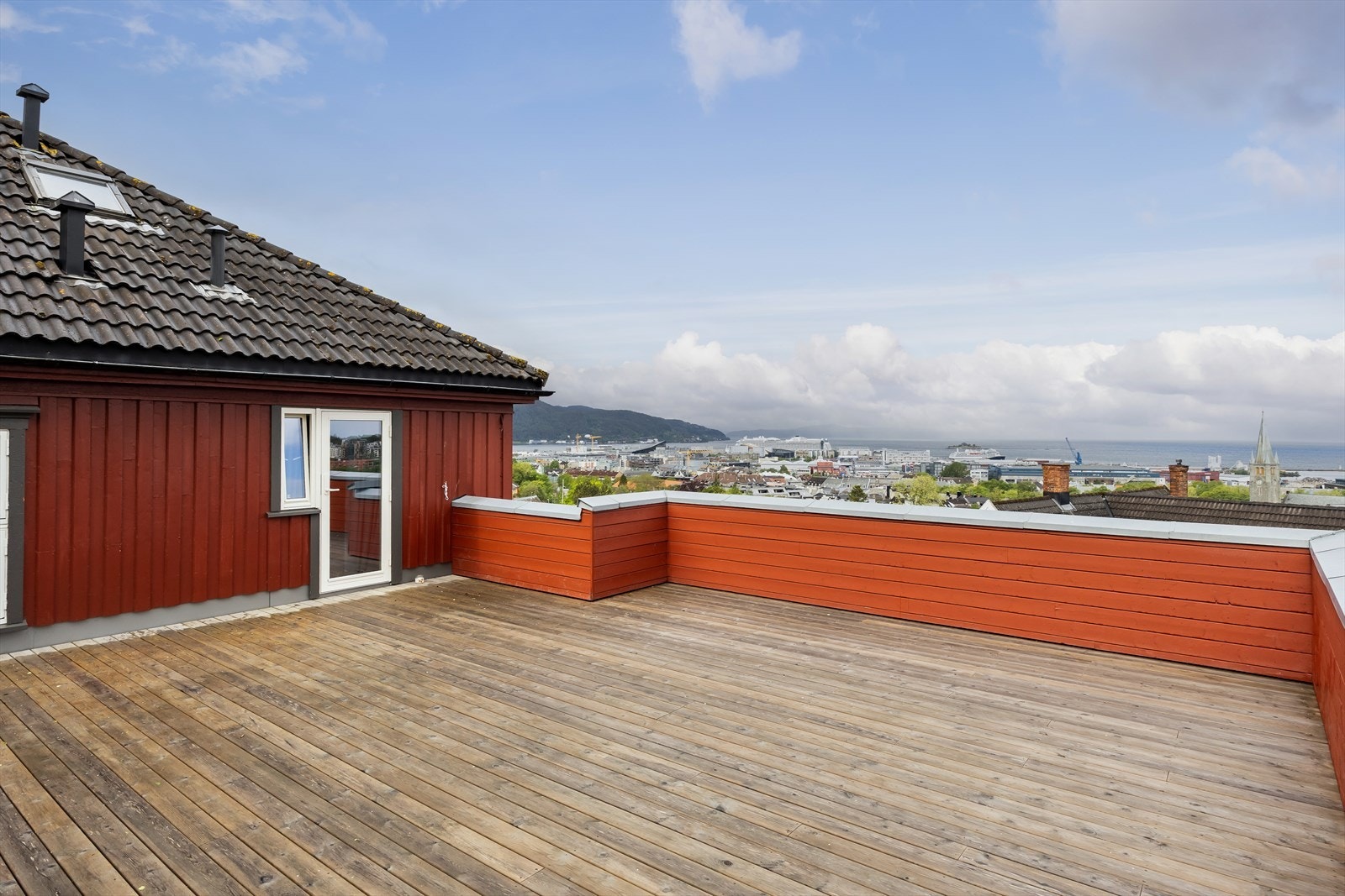 Fra takterrassen kan du nyte gode solforhold store deler av dagen i sommerhalvåret, samt en fantastisk utsikt og lite innsyn. Galleribilde