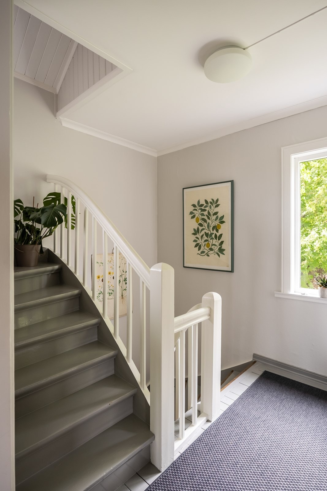 Direkte fra trappeoppgangen kommer man seg opp til hybelen på loftet, som fungerer som egen privat inngang. Galleribilde