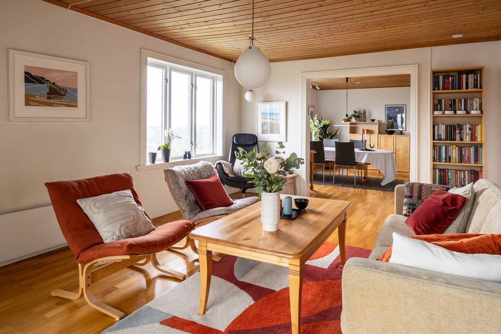 Det ble byttet ut enkelte vinduer og satt inn nye terrassedører ifm. bygging av veranda. Arbeid utført av Byåasen Trevare. Galleribilde
