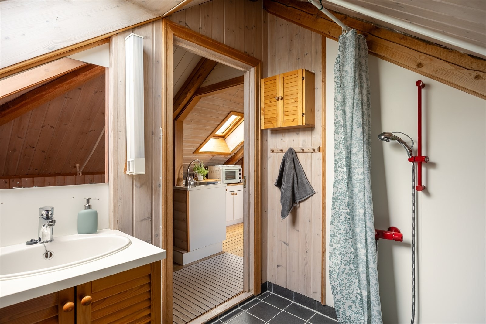 Badet er utstyrt med baderomsinnredning, toalett og dusj. Galleribilde