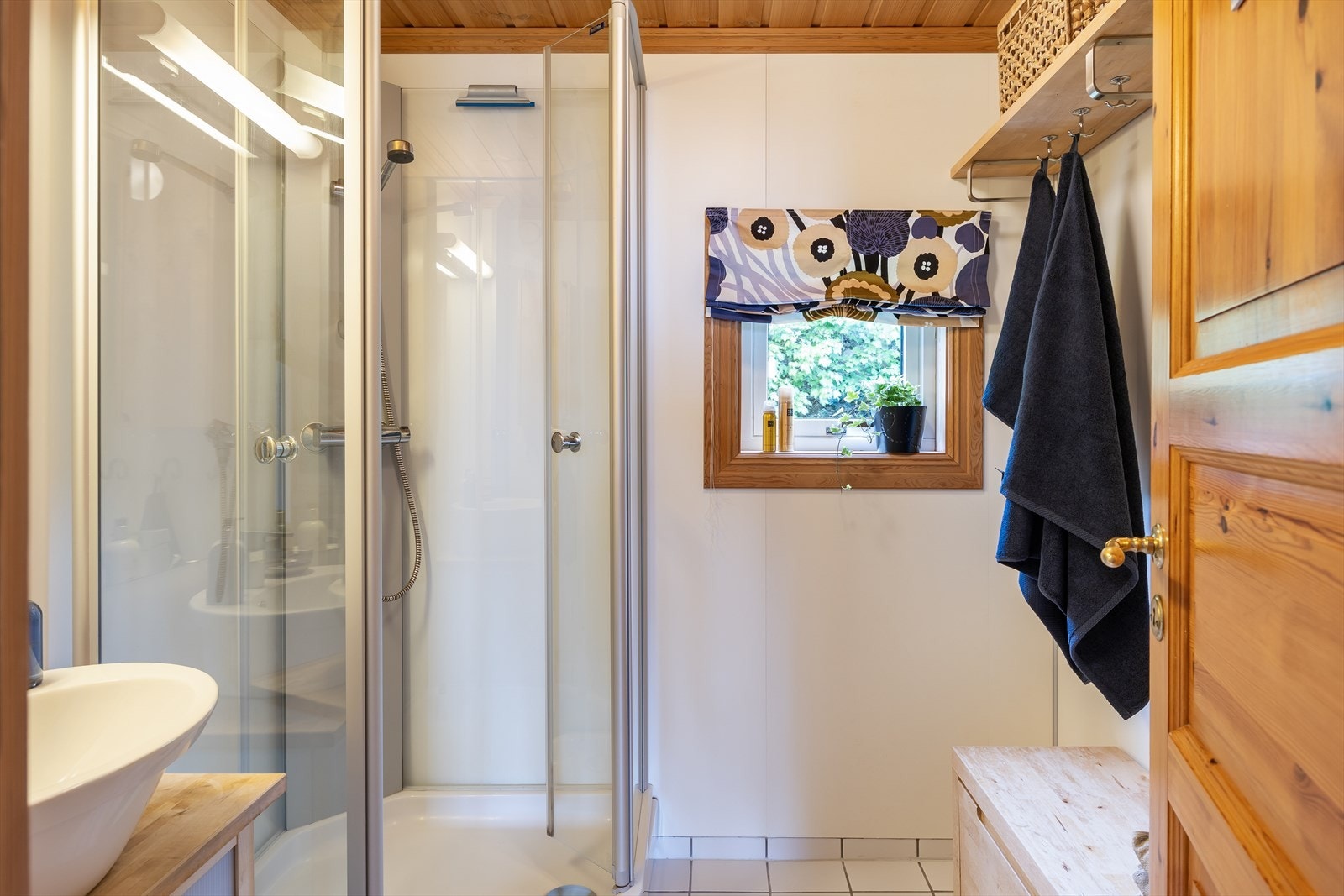 Badet er utstyrt med baderomsinnredning og dusjkabinett. Galleribilde
