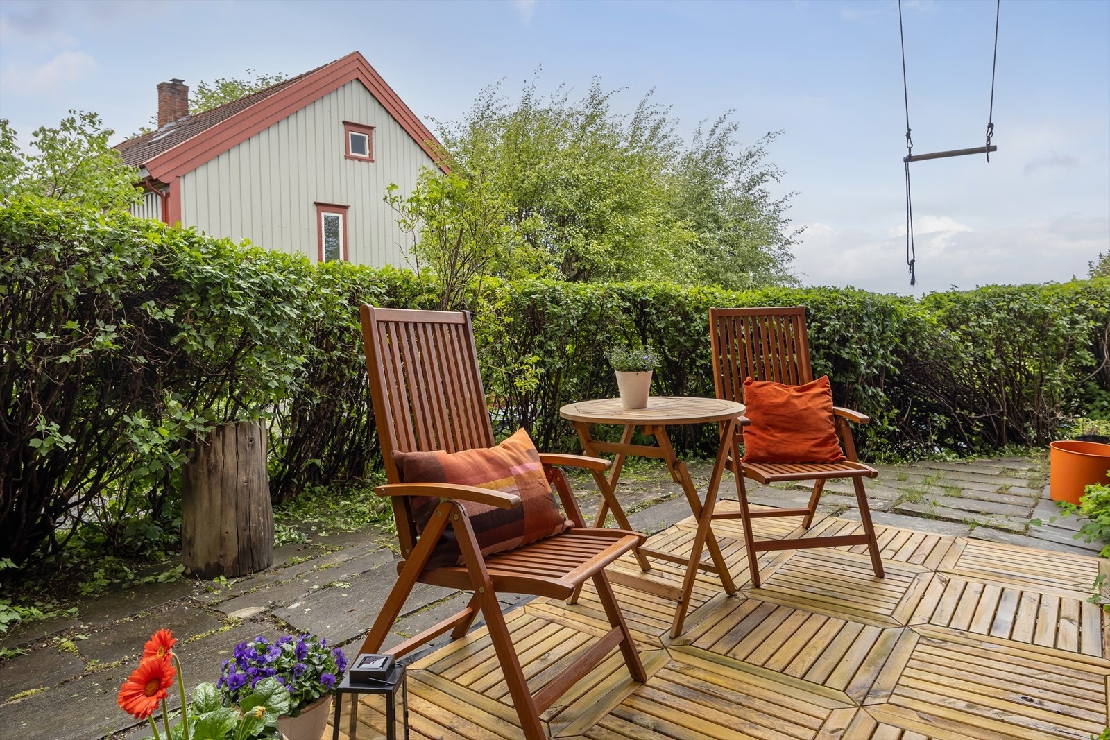 På tomten er det også hyggelige og frodige uteområder. Galleribilde