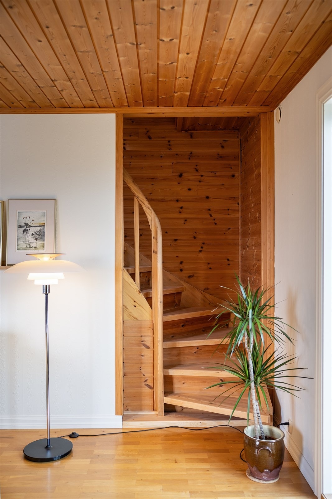 Det er to trappeoppganger til hybel på loftet, hvorav den ene ligger i direkte tilknytning til stuen, og den andre i yttergang. Galleribilde
