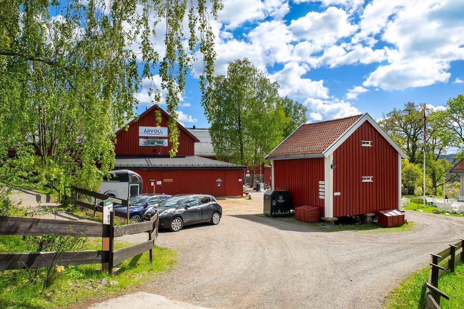 Området byr på nærhet til Oslomarka med turstier for både sommer- og vinteraktiviteter. Galleribilde