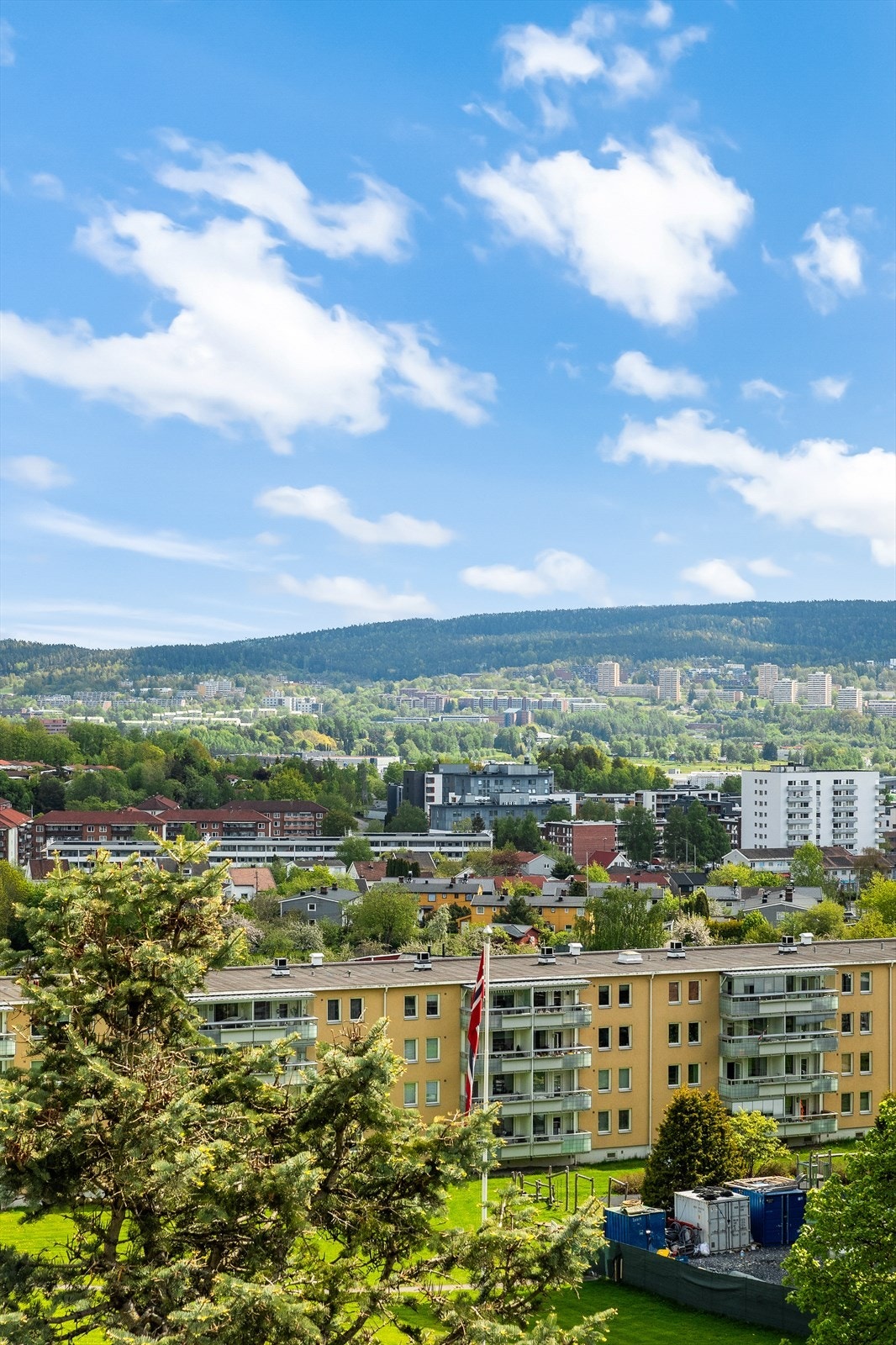 Utsikt mot Grefsenkollen og de grønne åsene som omkranser byen. Galleribilde